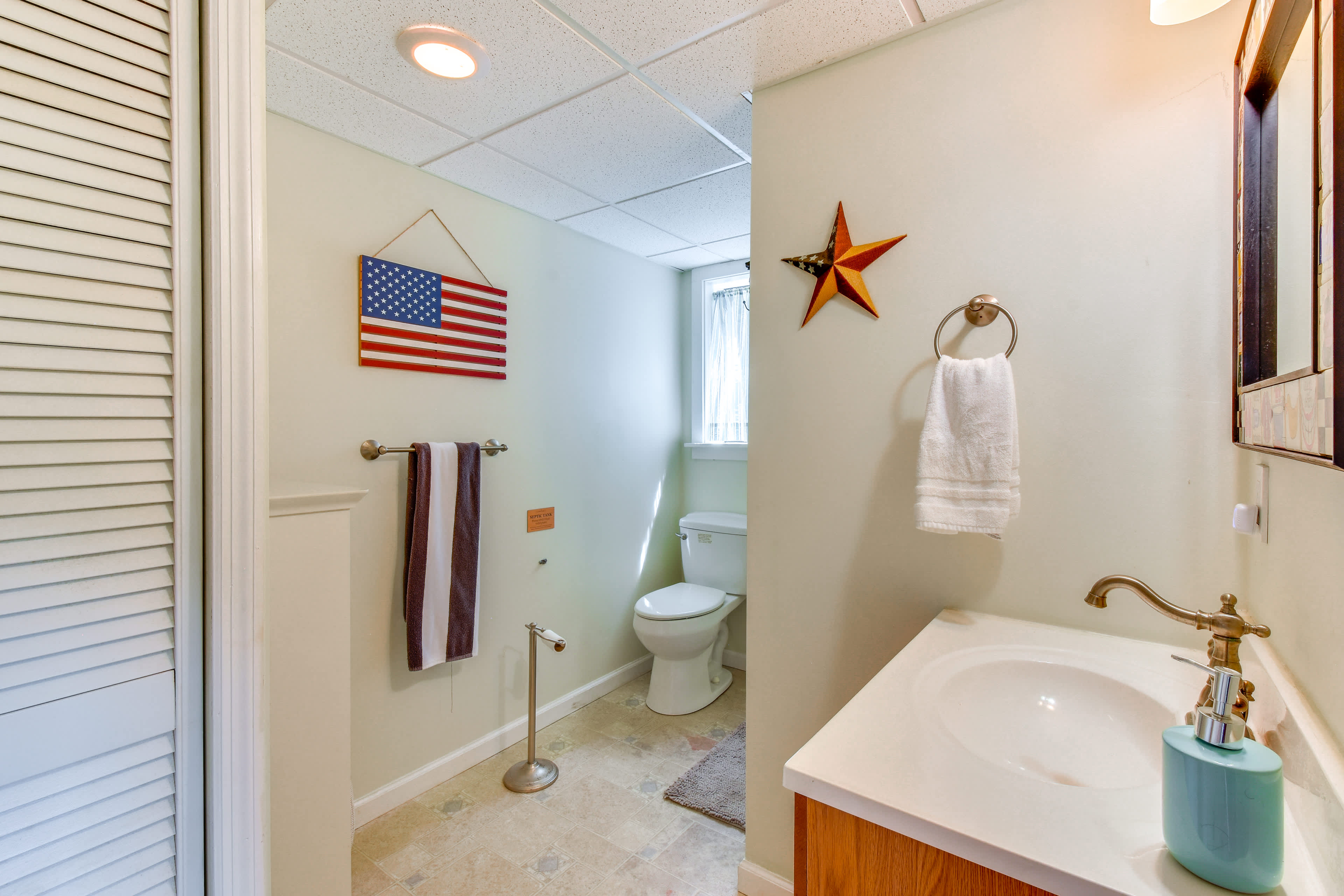 Full Bathroom | Shower/Tub Combo | Ground Floor