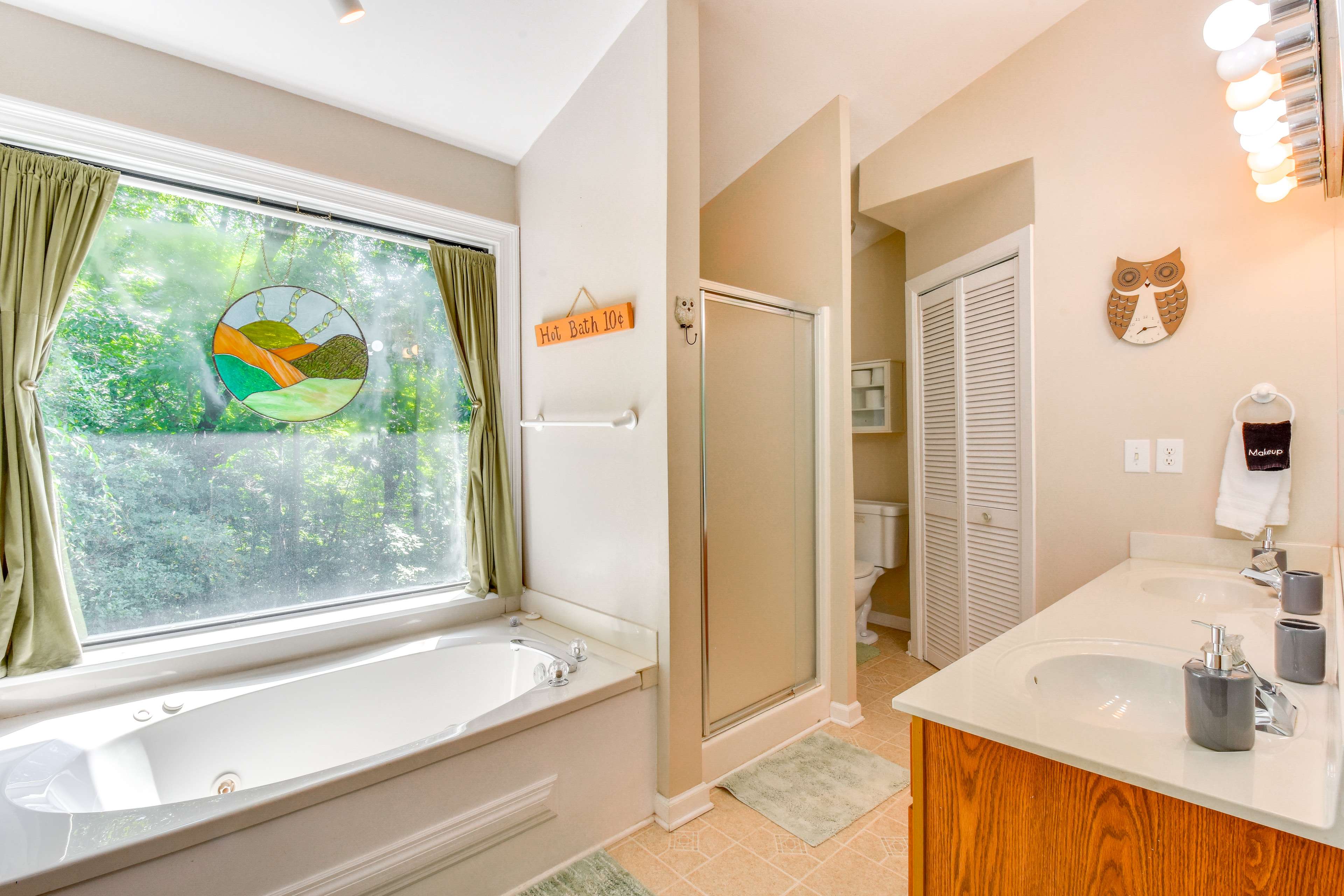 En-Suite Bathroom | Jetted Tub | Walk-In Shower