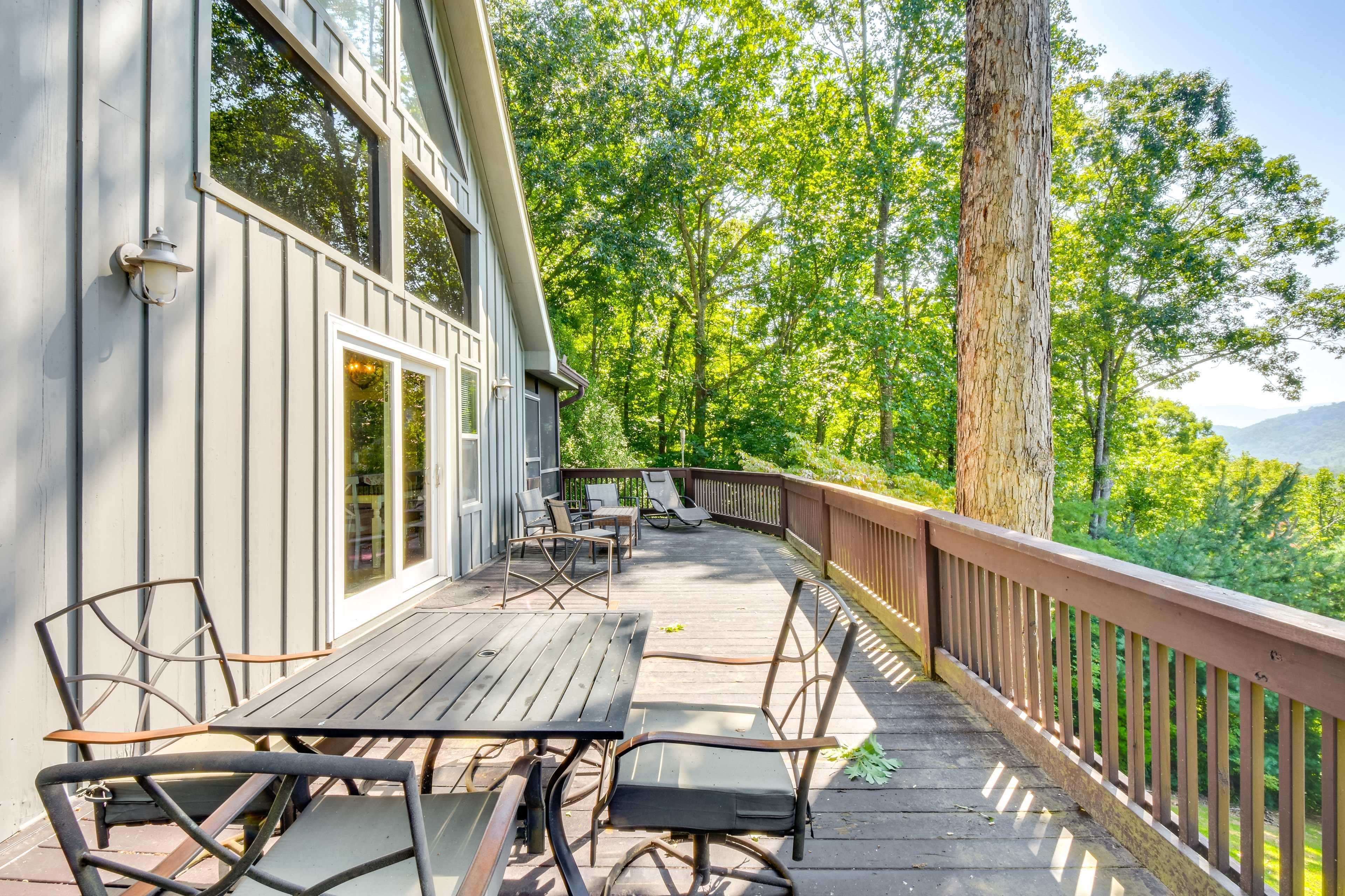 Upper Deck | Outdoor Dining Area | Gas Grill