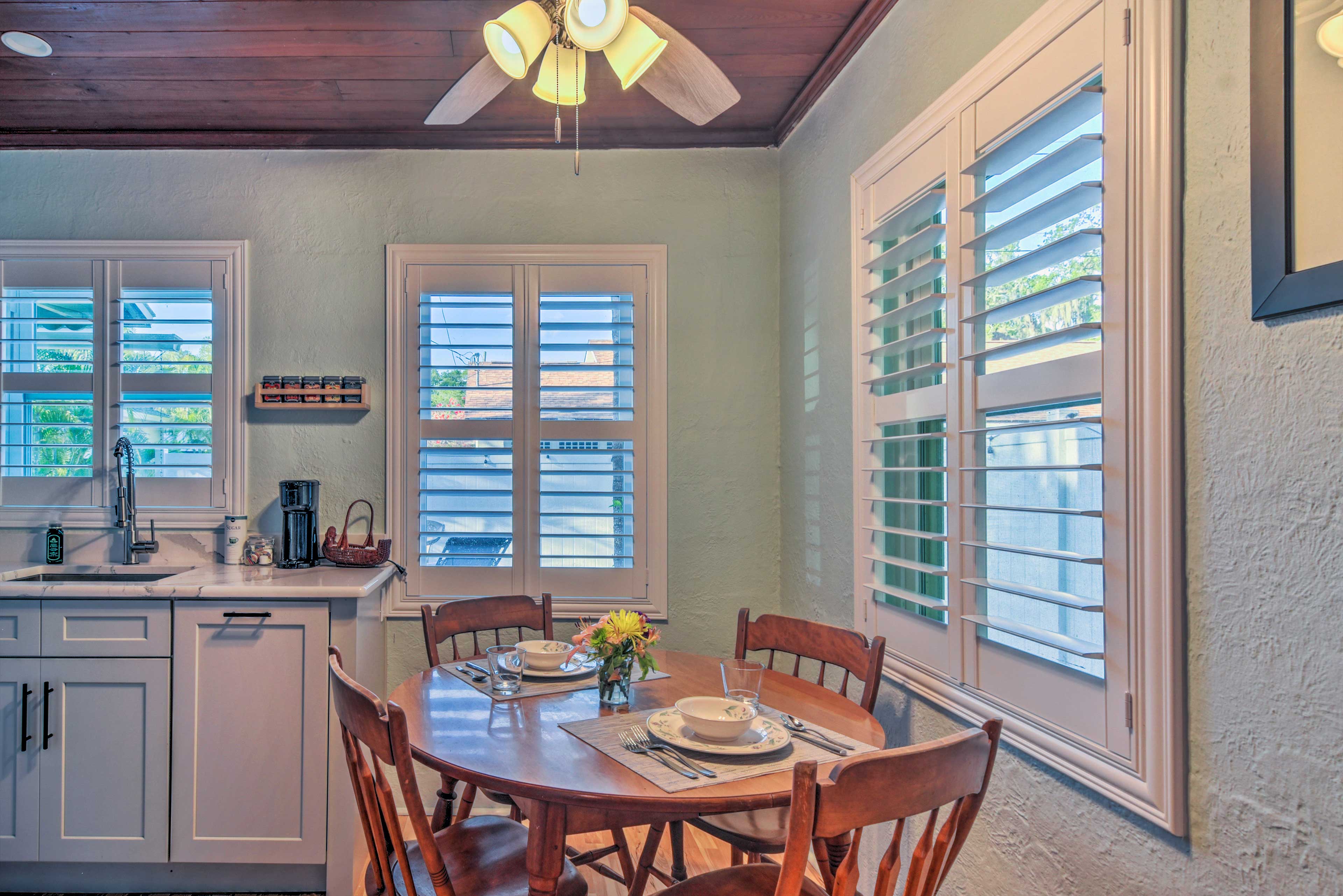 Dining Area | Dishware Provided