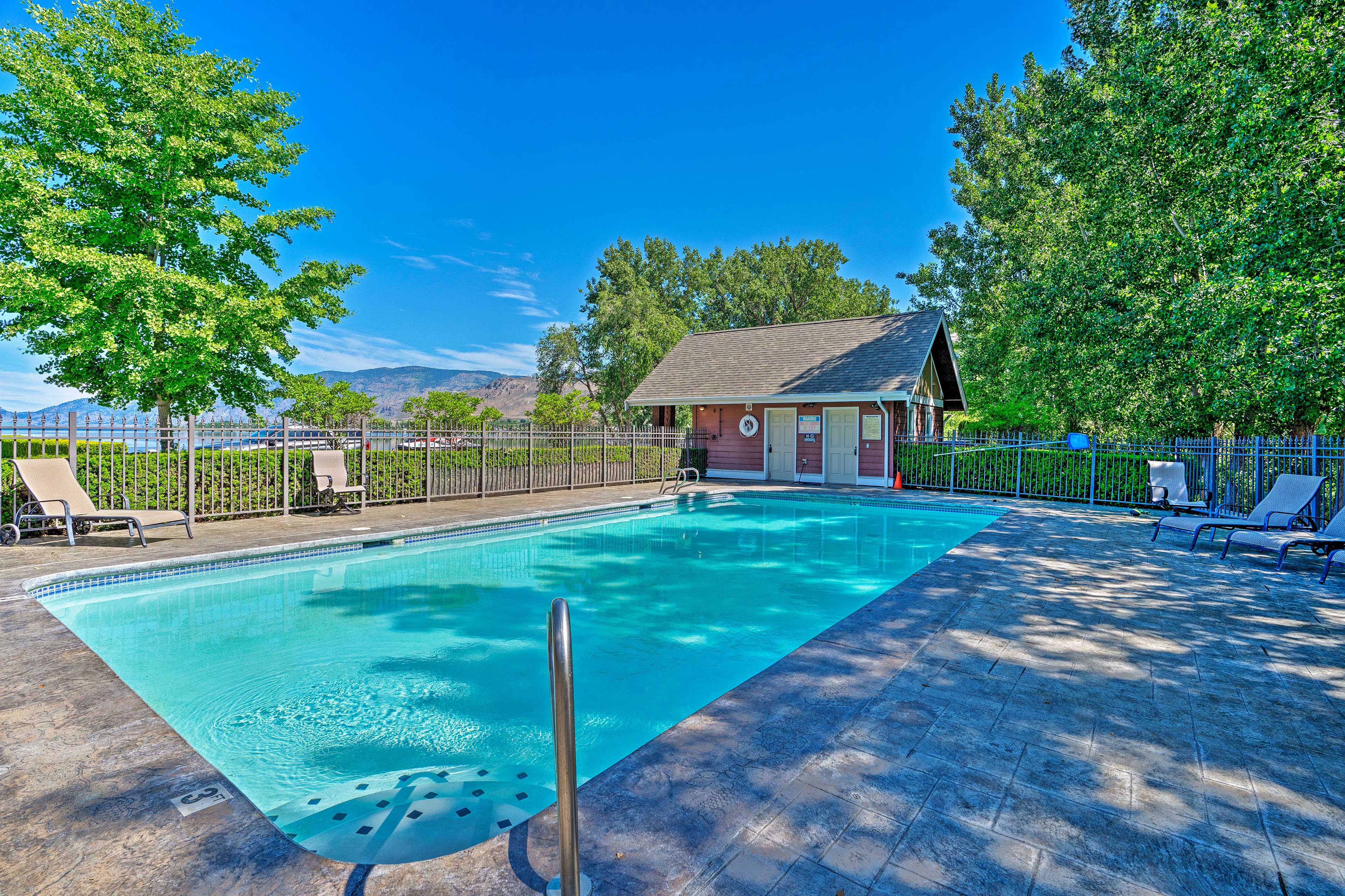 Resort Amenities | Seasonal Outdoor Pool & Hot Tub