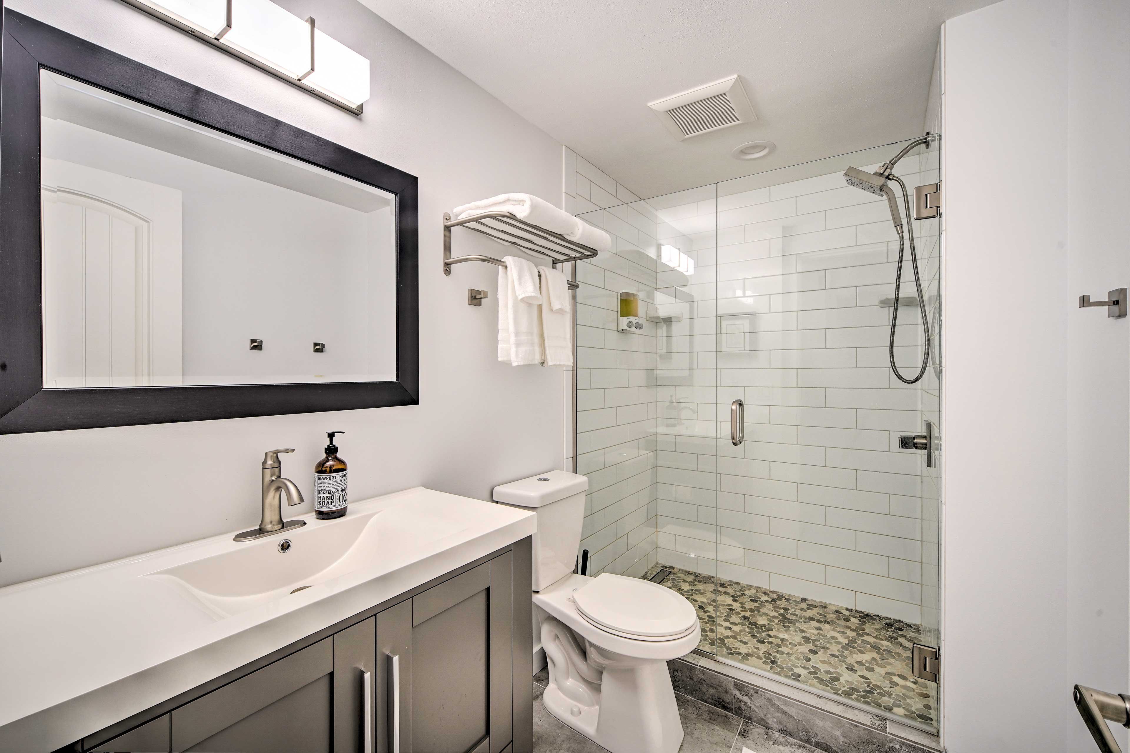 Full Bathroom | Complimentary Toiletries