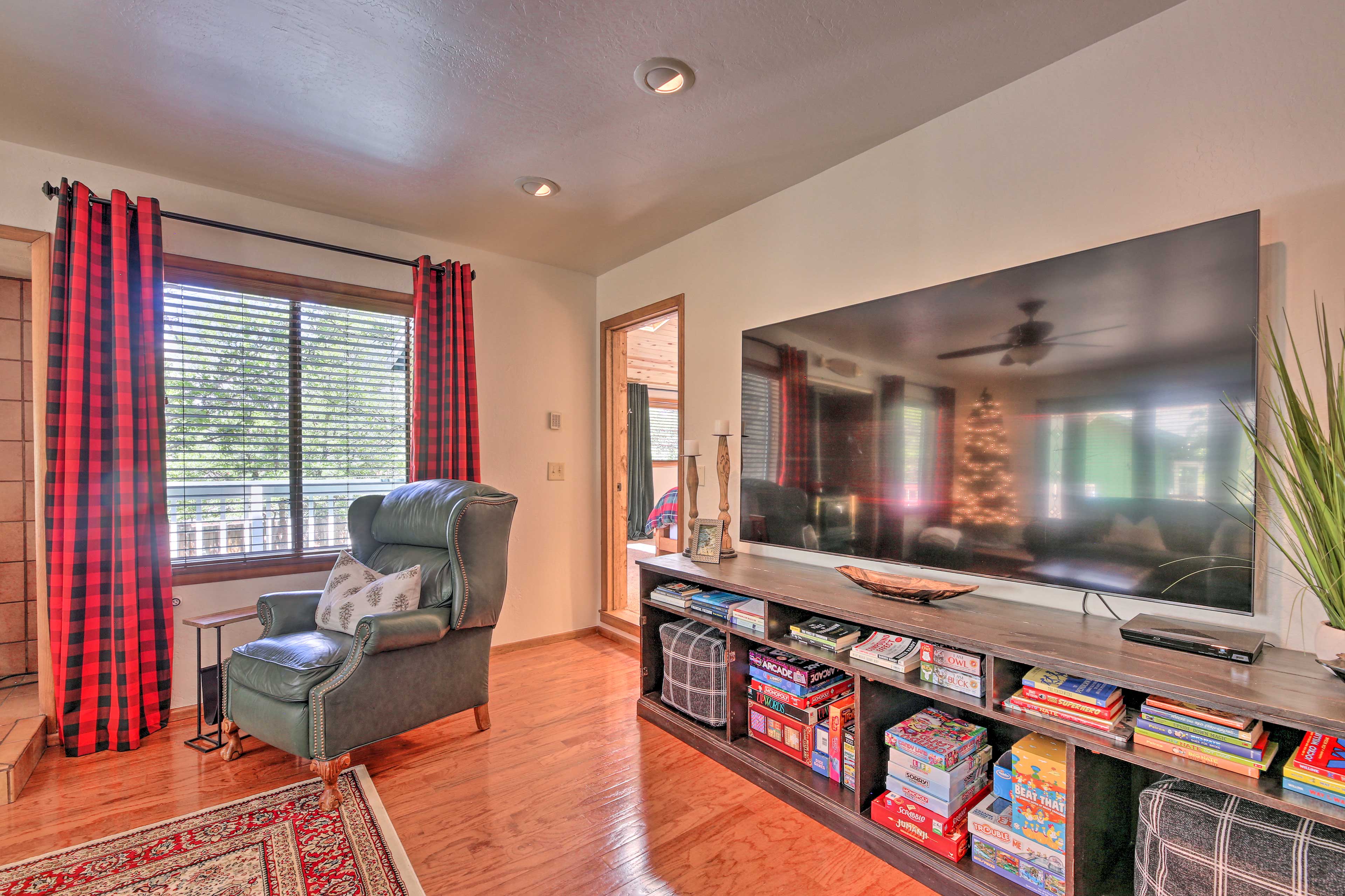 Family Room | Ceiling Fans | Laptop Friendly