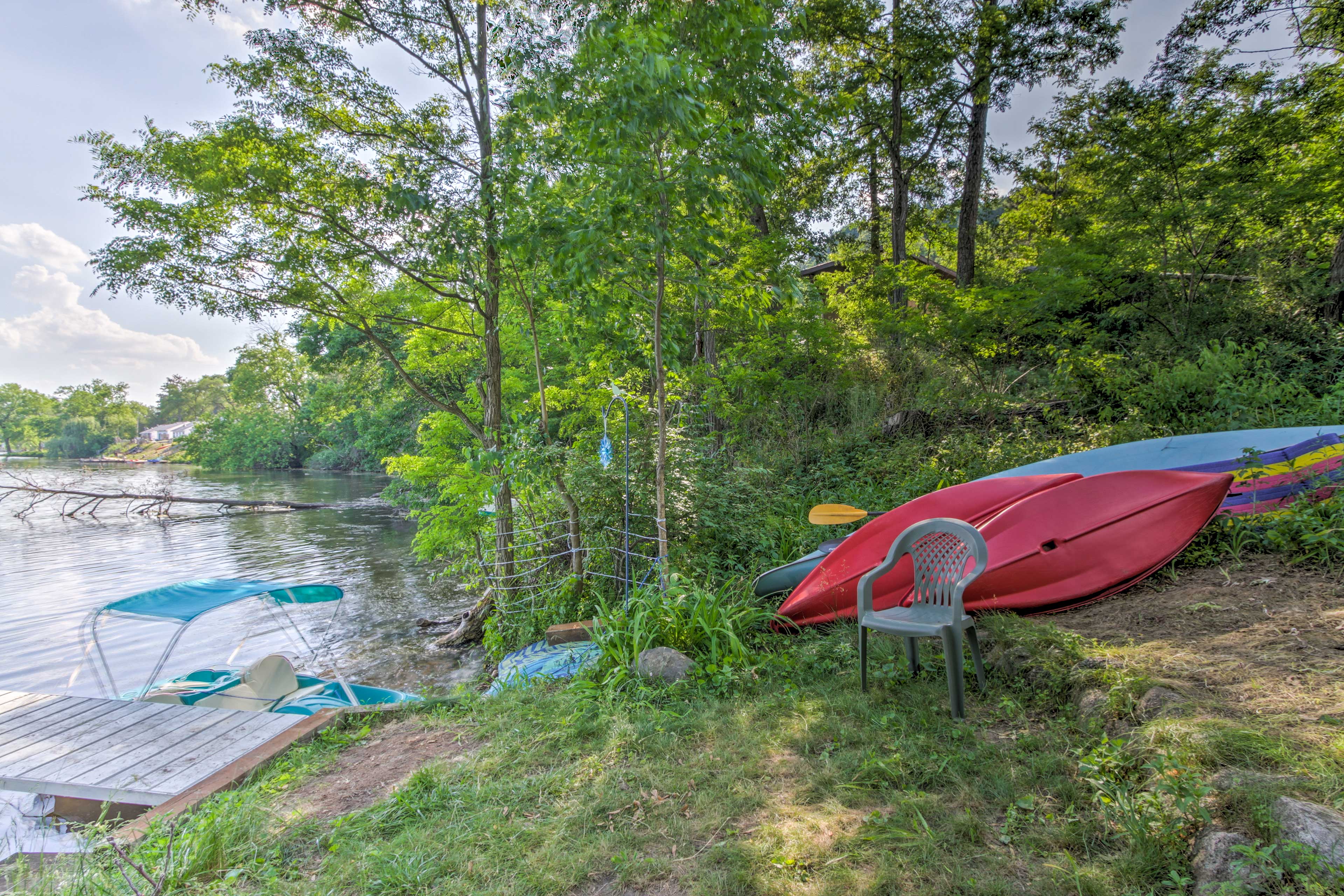 Lake Access | 2 Kayaks | Canoe | Pedal Boat