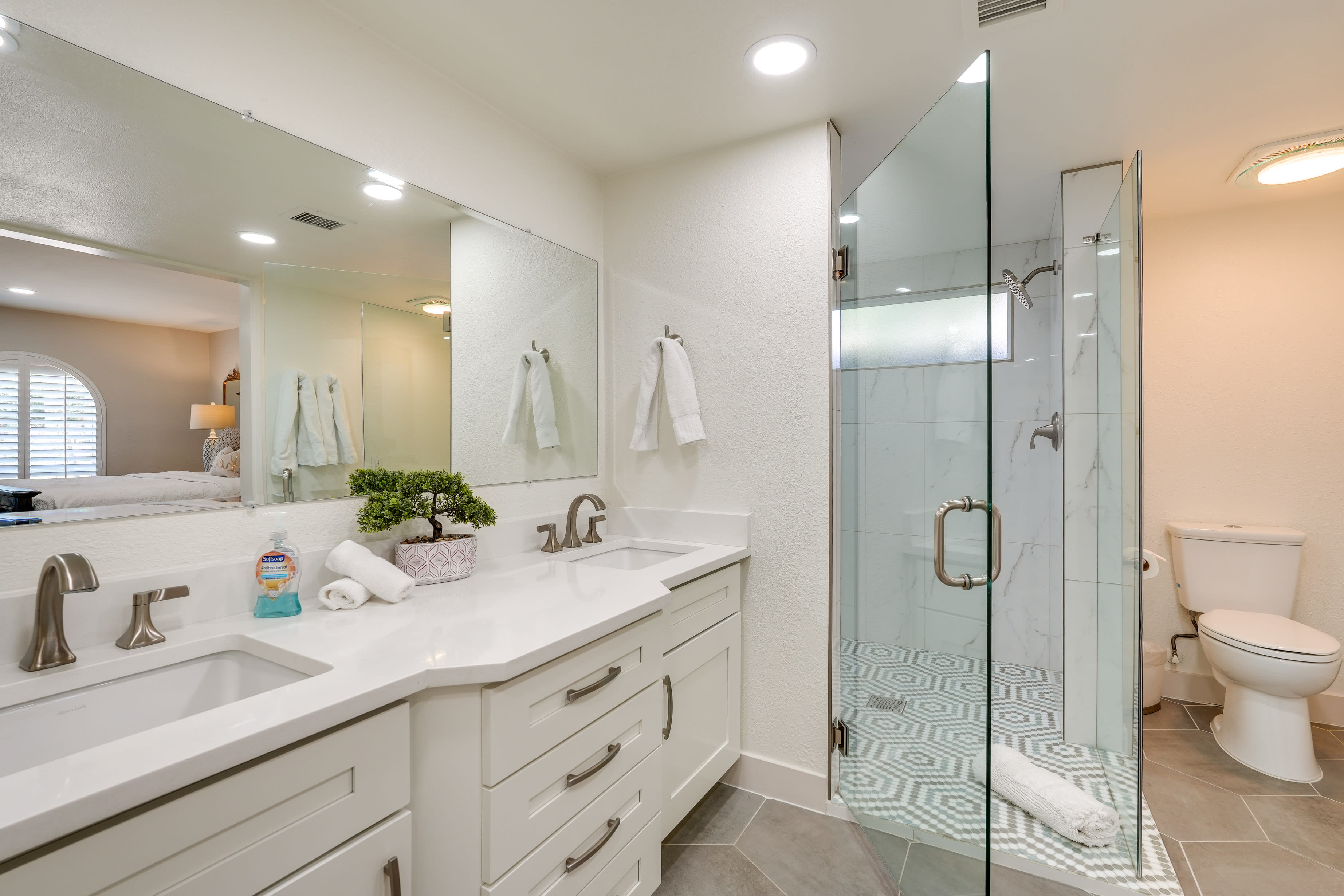 En-Suite Bathroom | Towels & Linens Provided