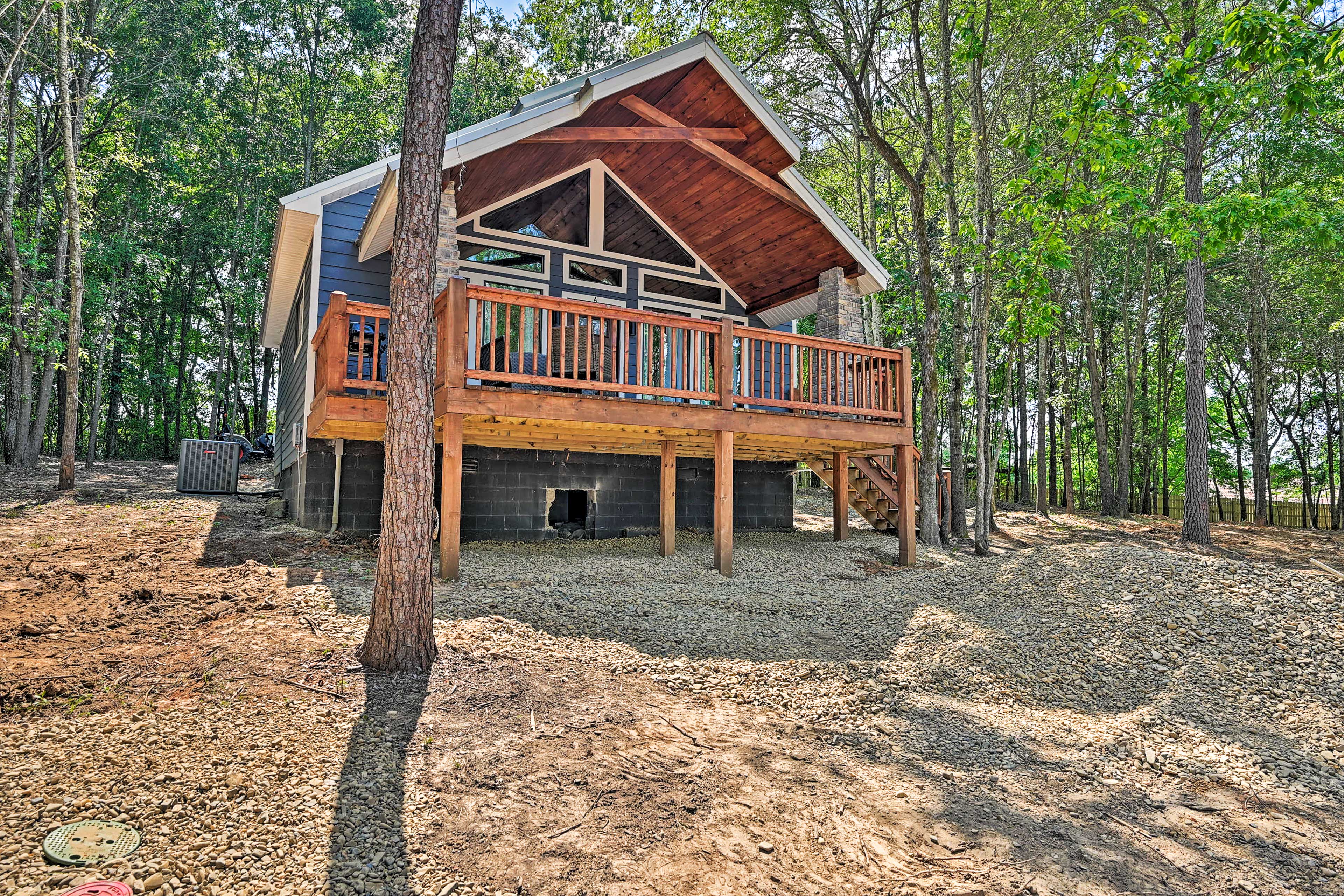 Property Exterior | Gravel Driveway (1 Vehicle)