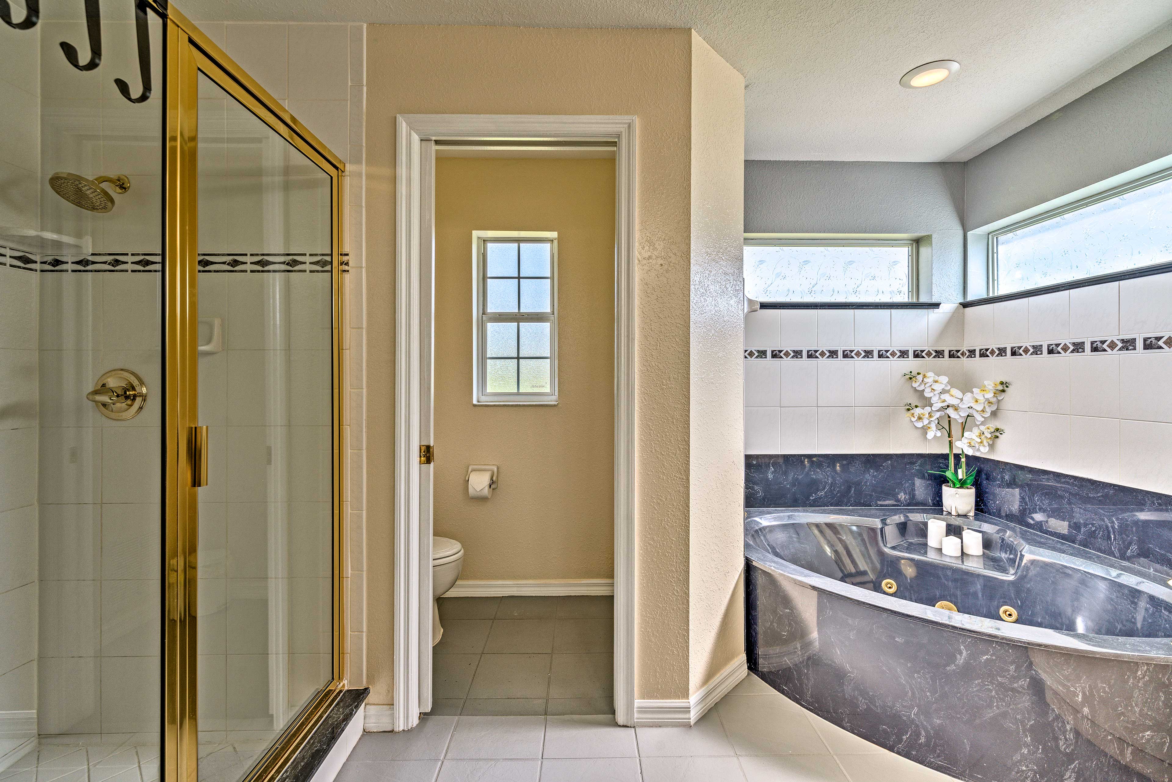 En-Suite Bathroom | Separate Tub & Shower