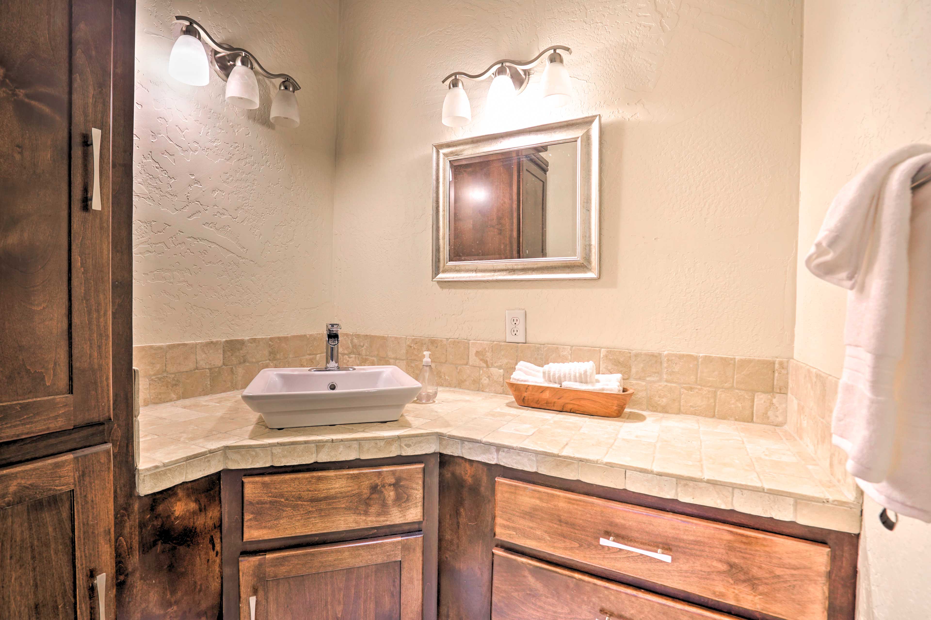 Full Bathroom | Complimentary Toiletries | Hair Dryer