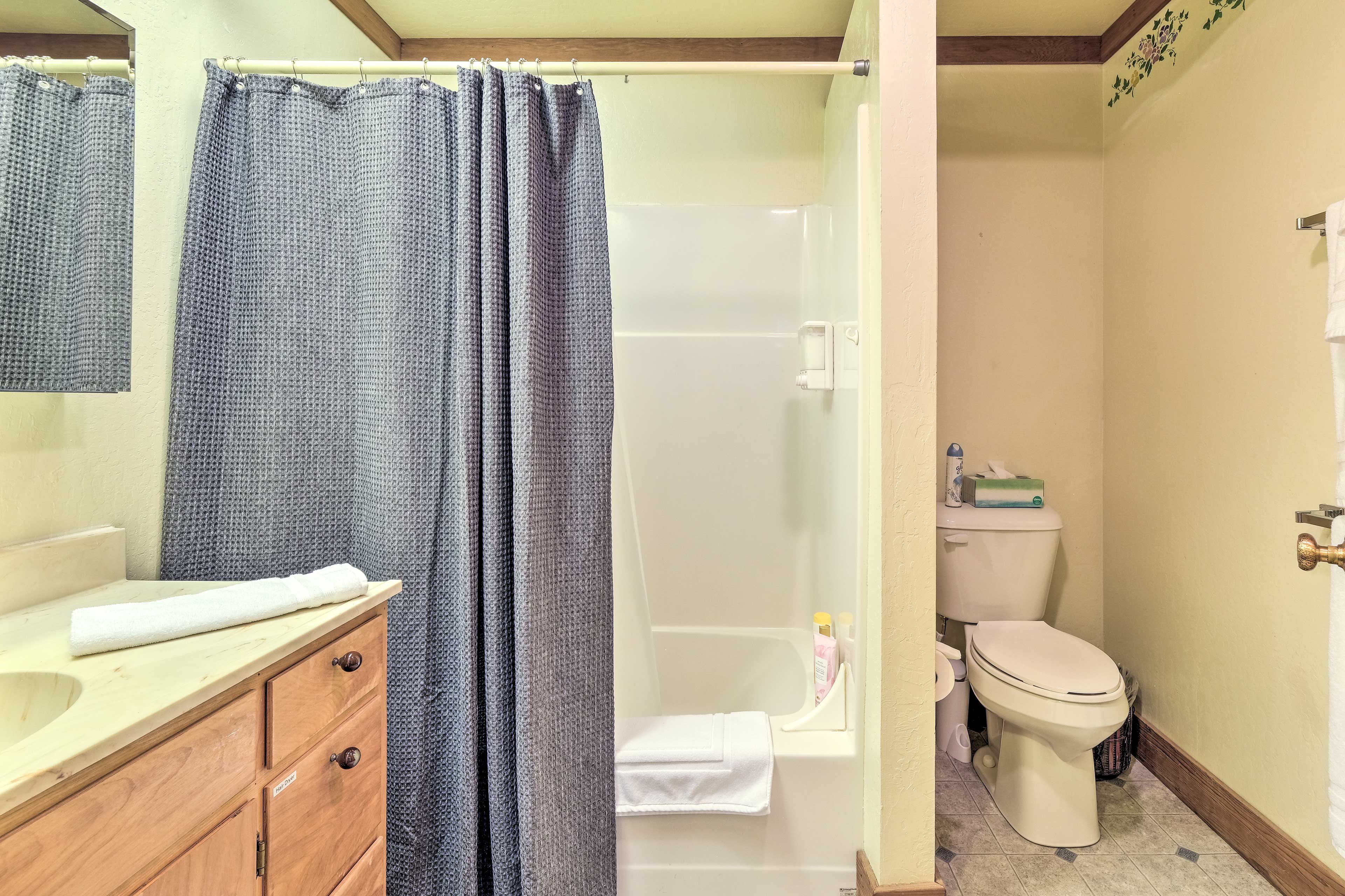 Full Bathroom | Shower/Tub Combo