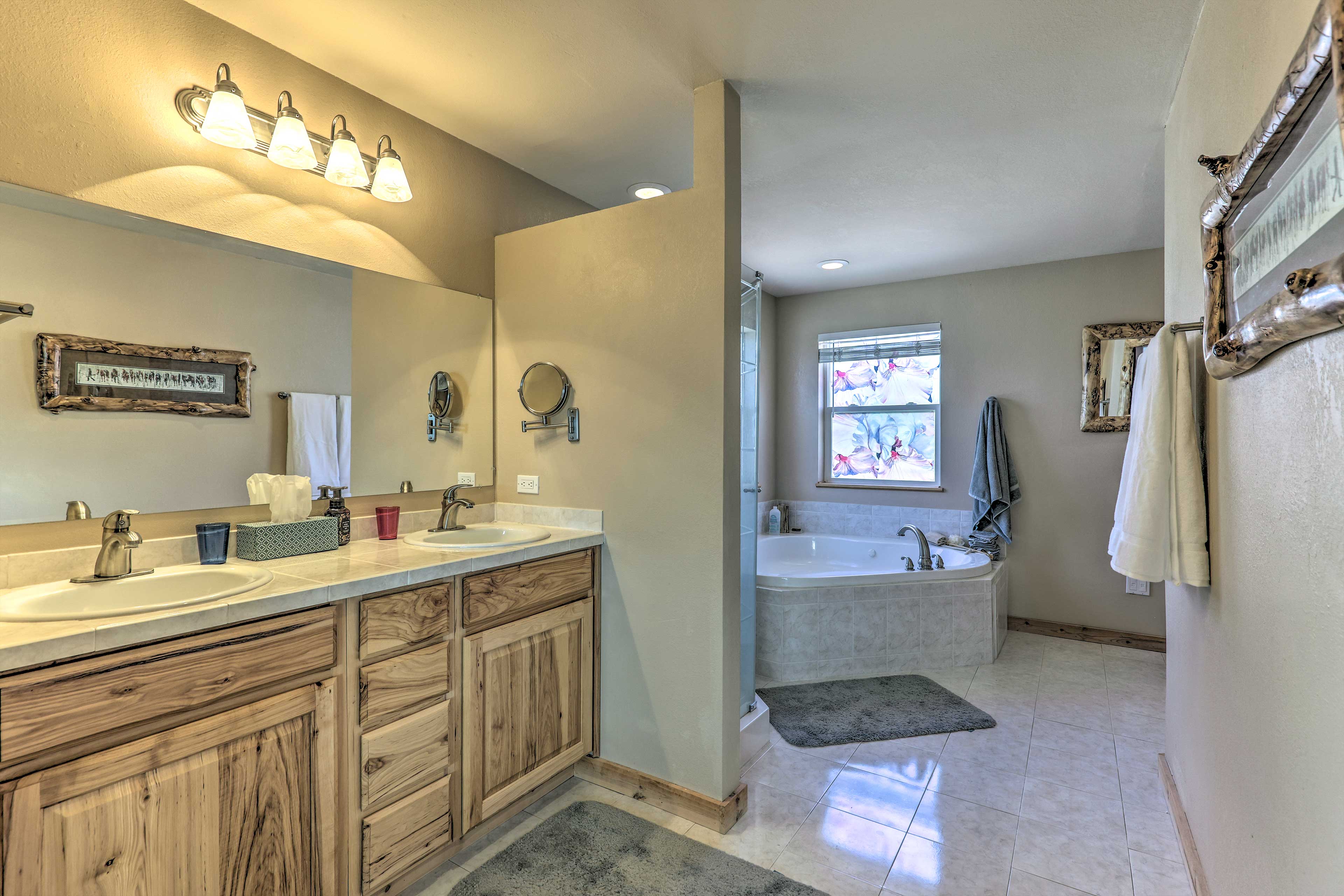En-Suite Bathroom | Linens & Towels | Complimentary Toiletries | Hair Dryer