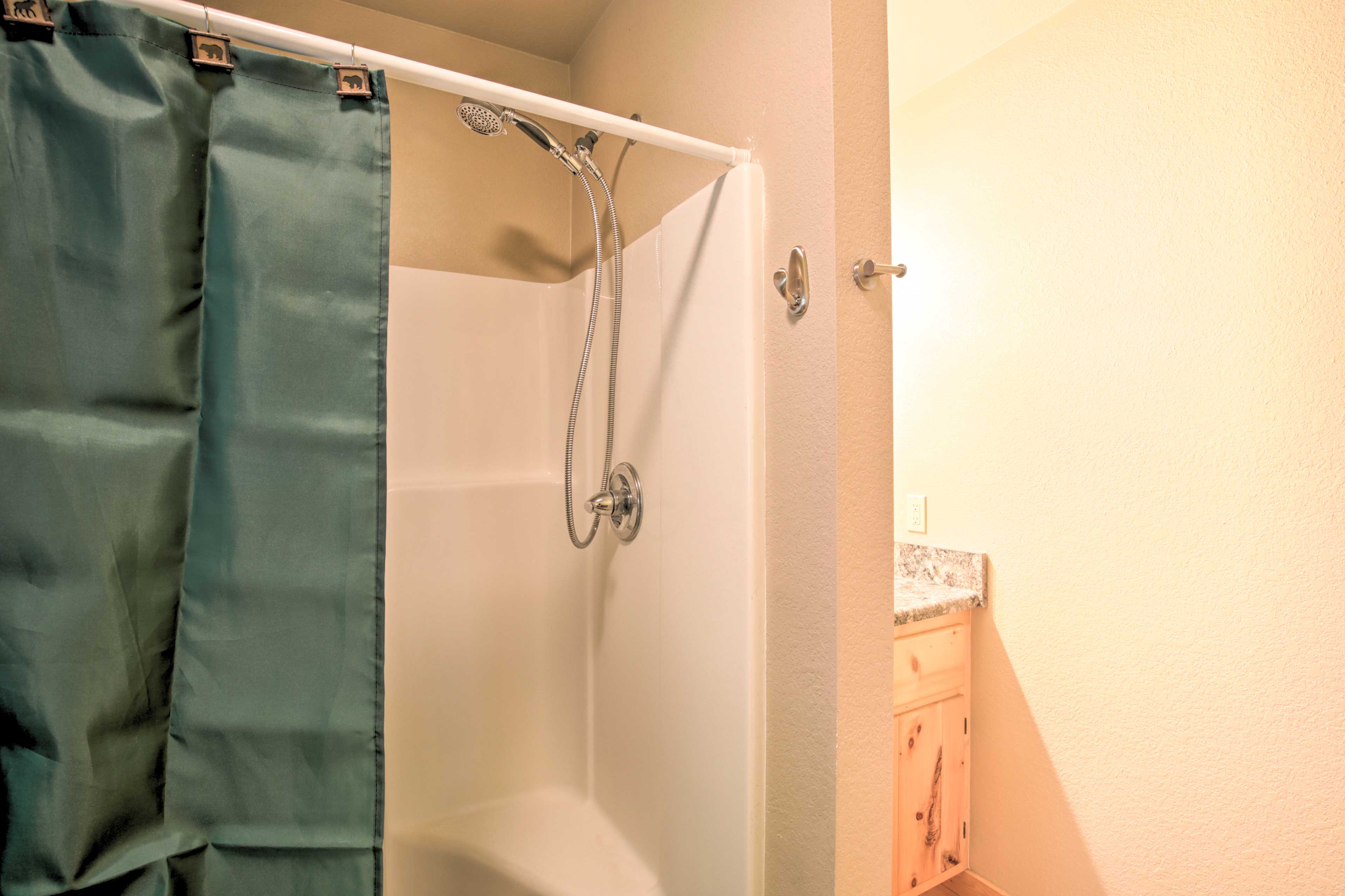 Full Bathroom | Complimentary Toiletries