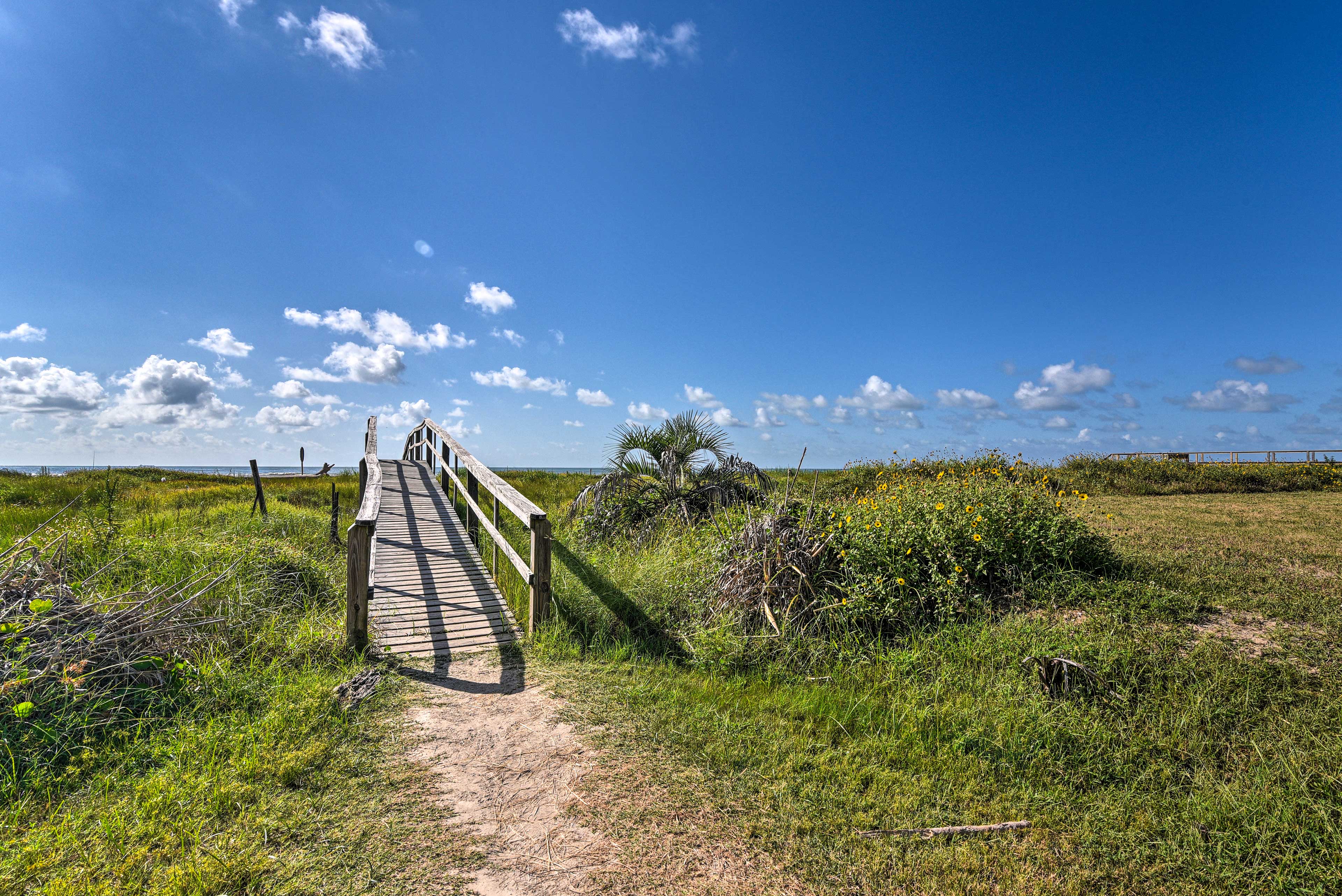 Path to Beach | Walking Distance