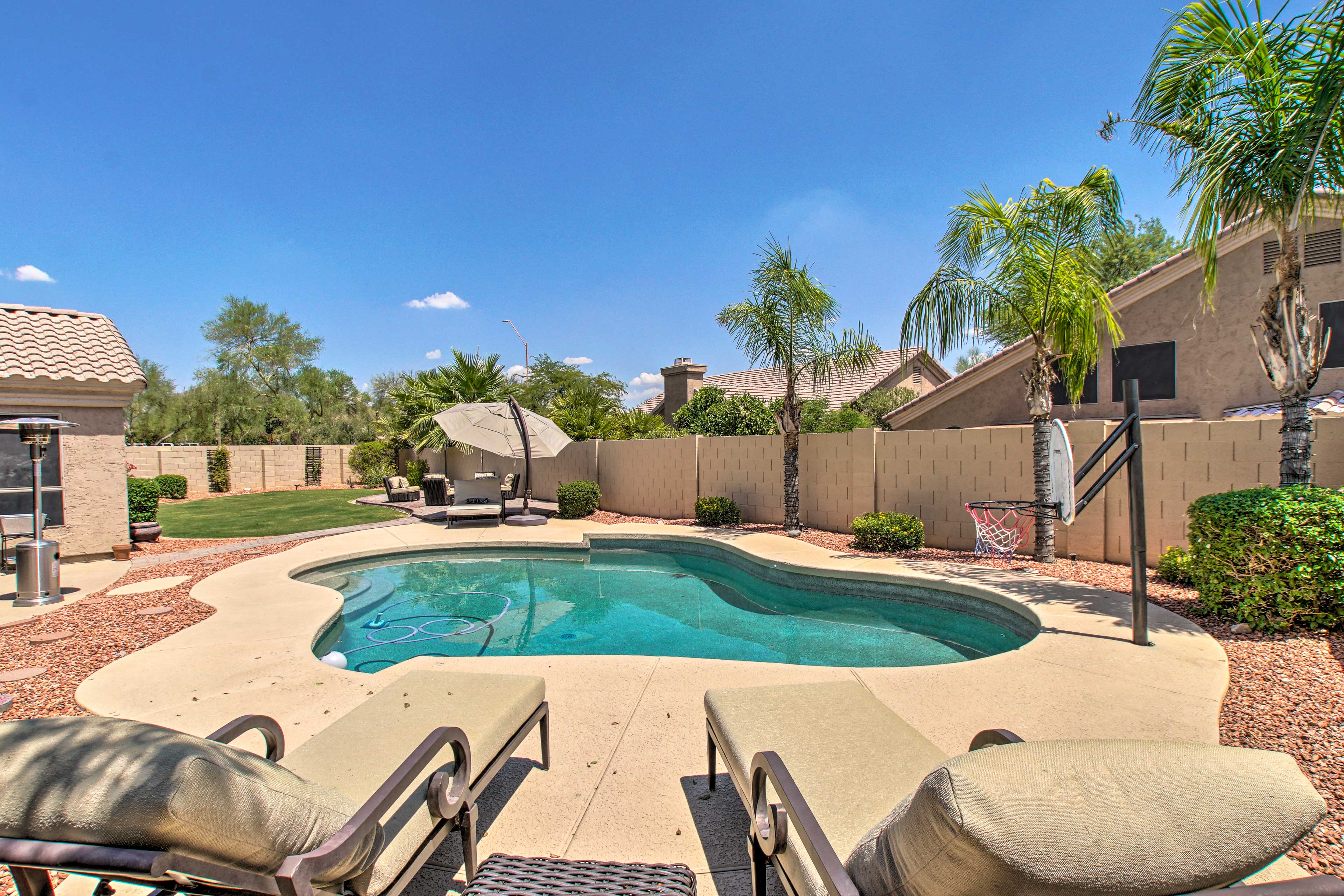 Private Yard | Covered Patio | Outdoor Dining Set