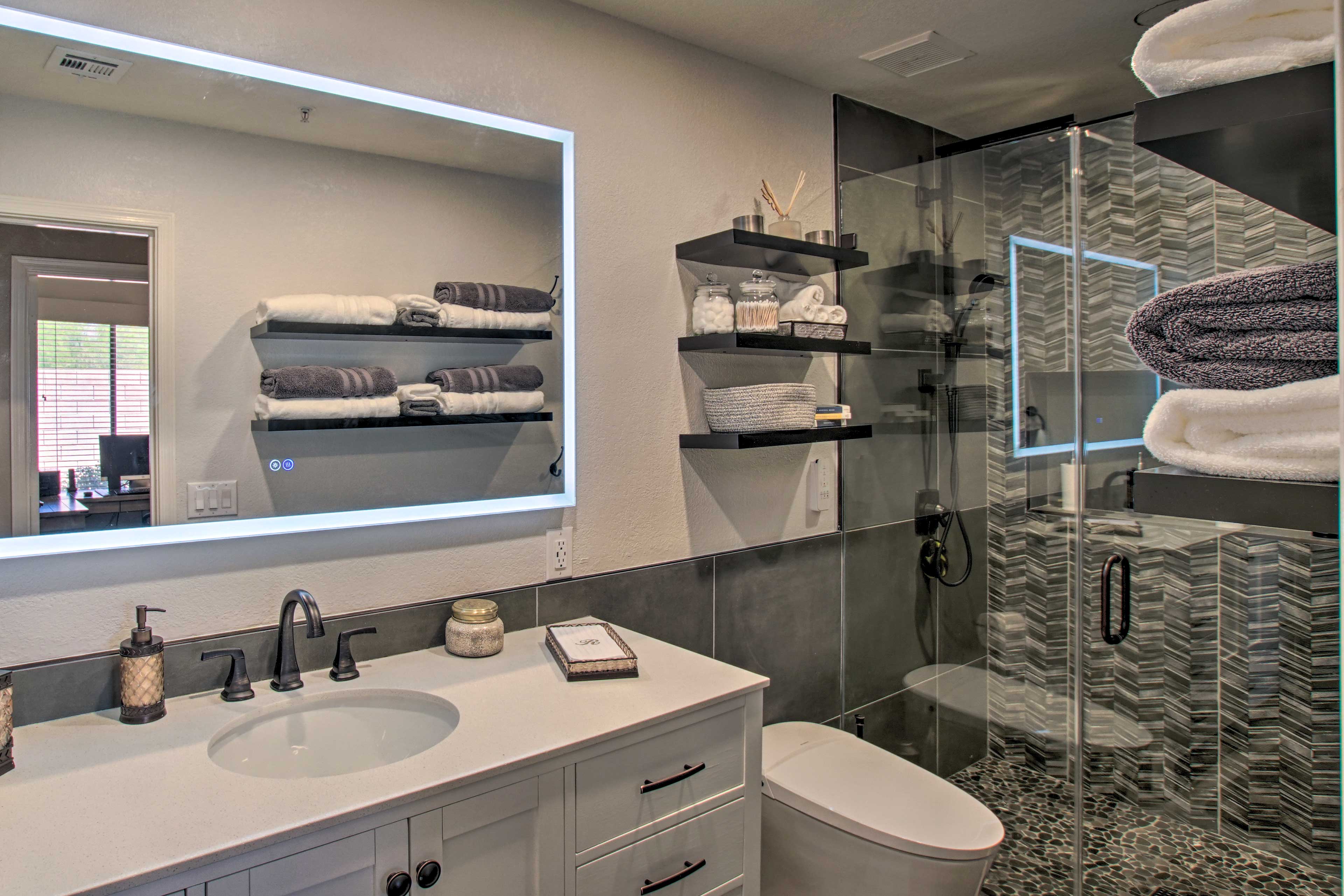 Full Bathroom | Hair Dryer | Complimentary Toiletries