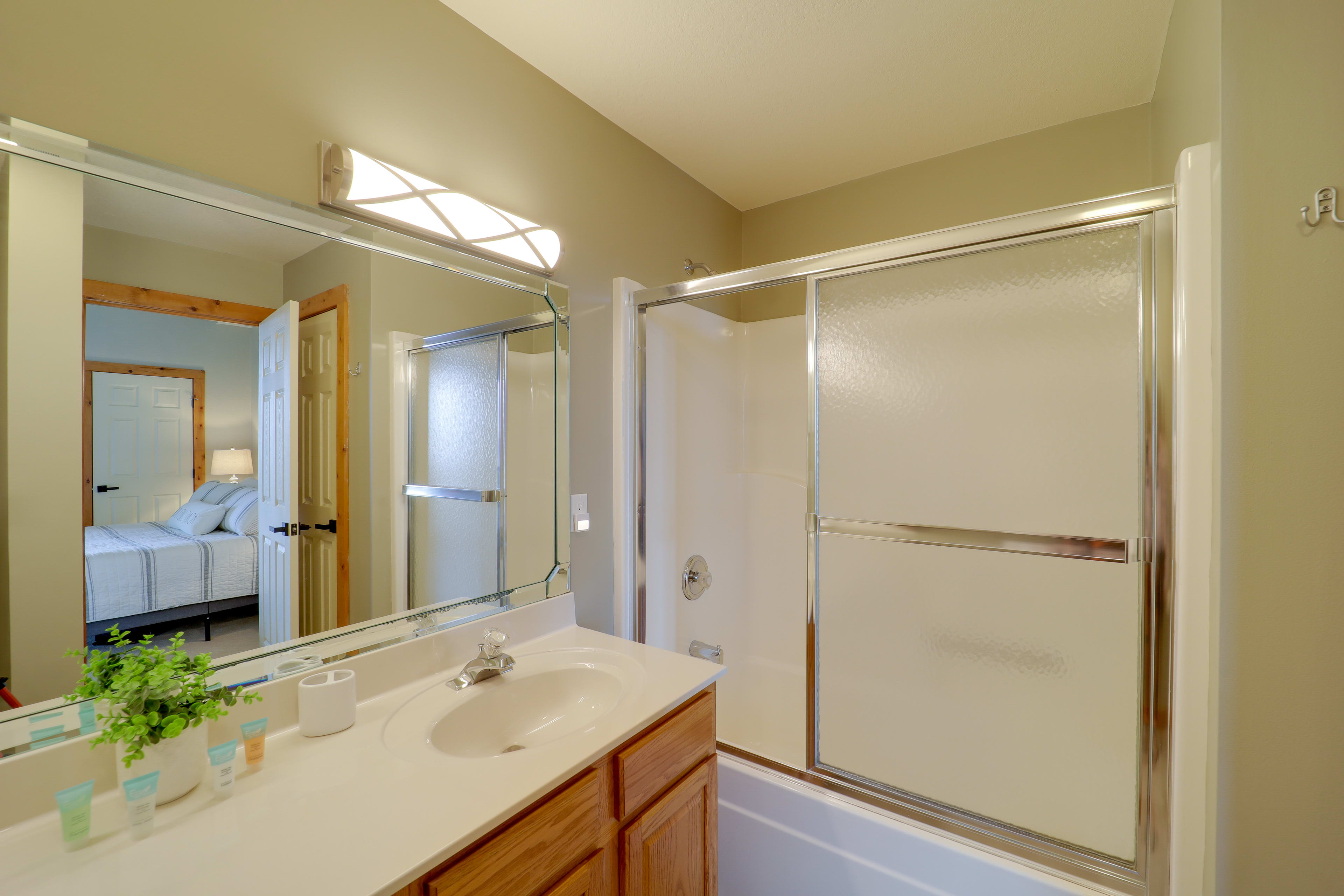 Full Bathroom | Towels Provided | Complimentary Toiletries