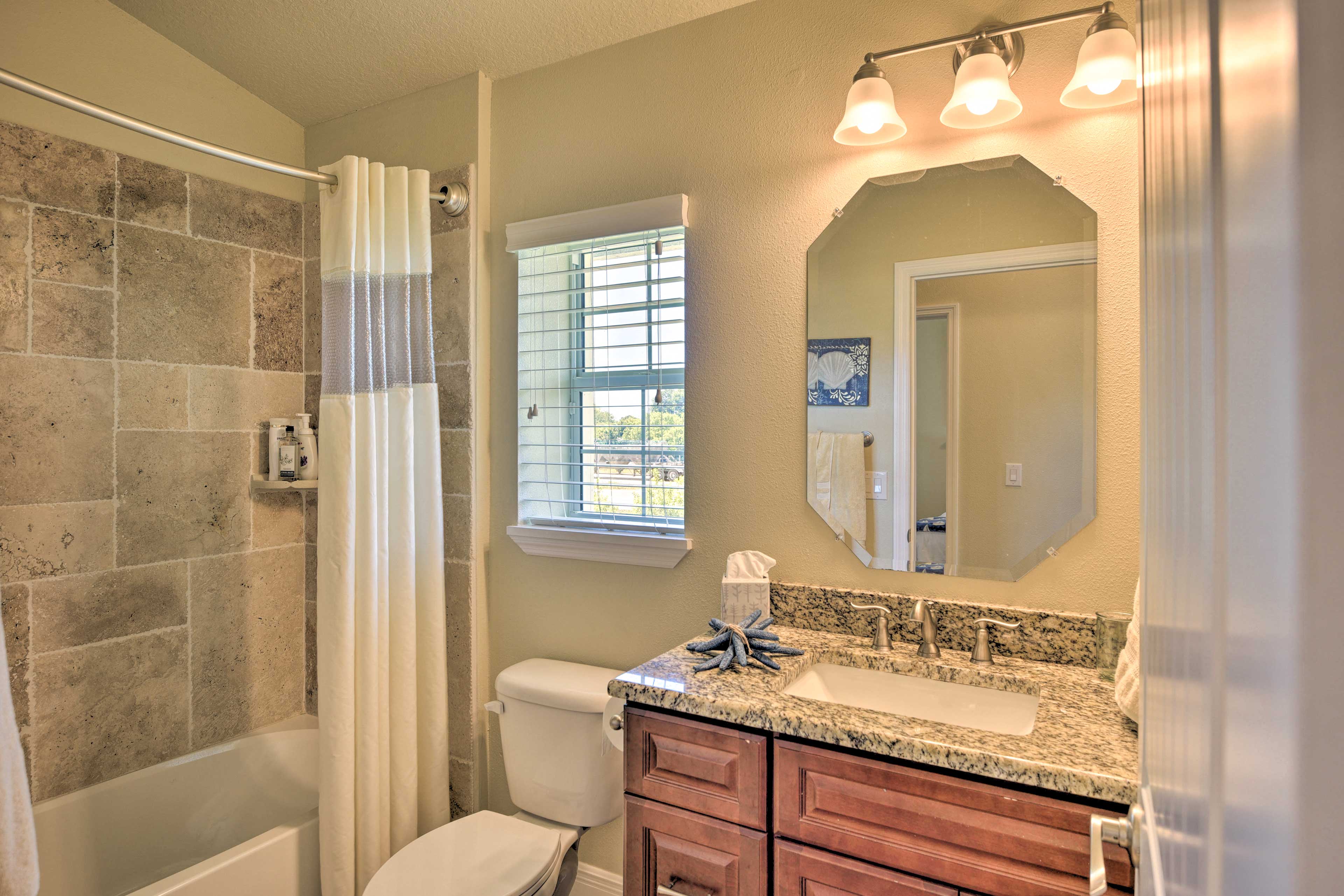 Full Bathroom | 2nd Floor | Towels Provided