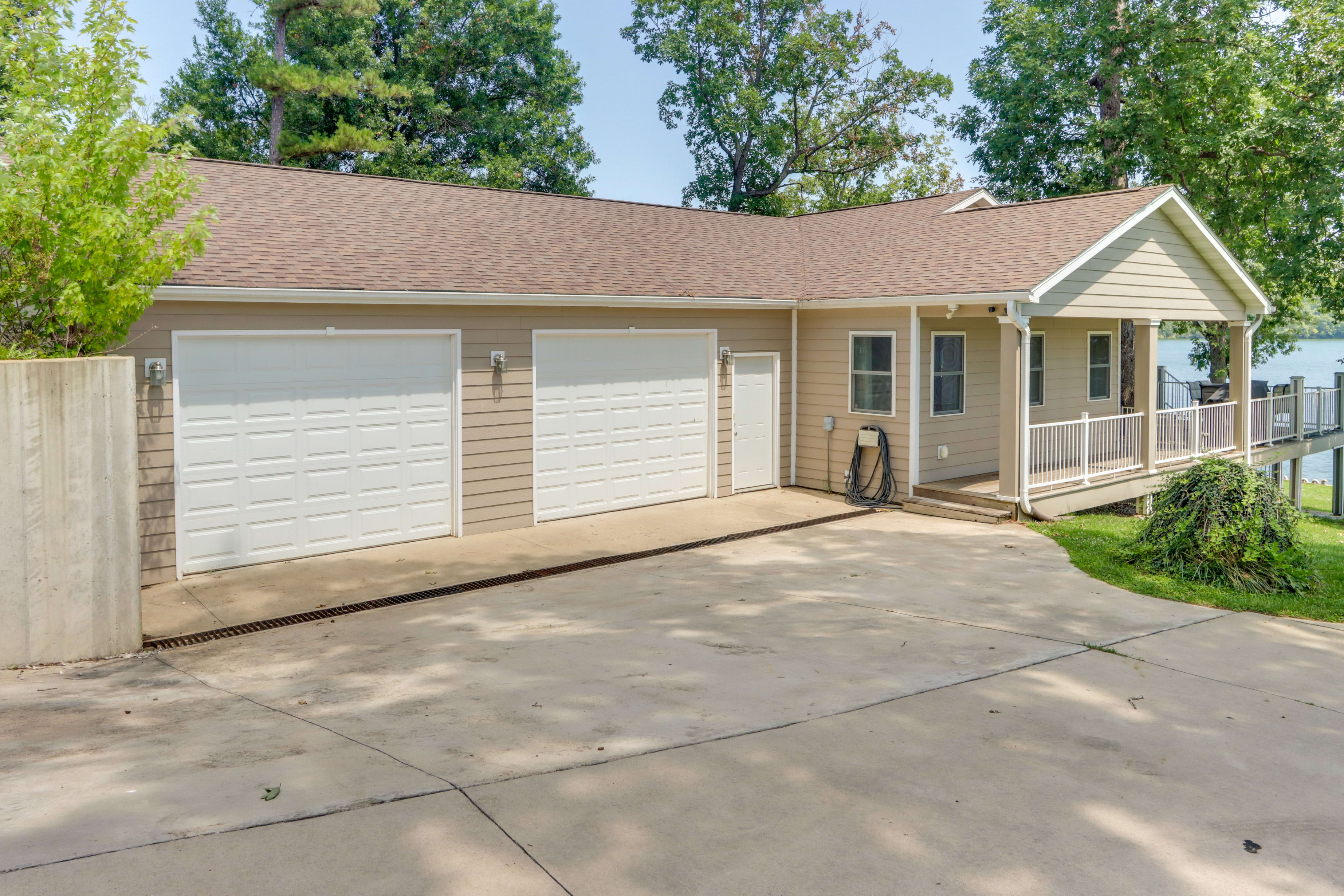 Parking | Driveway (4 Vehicles)