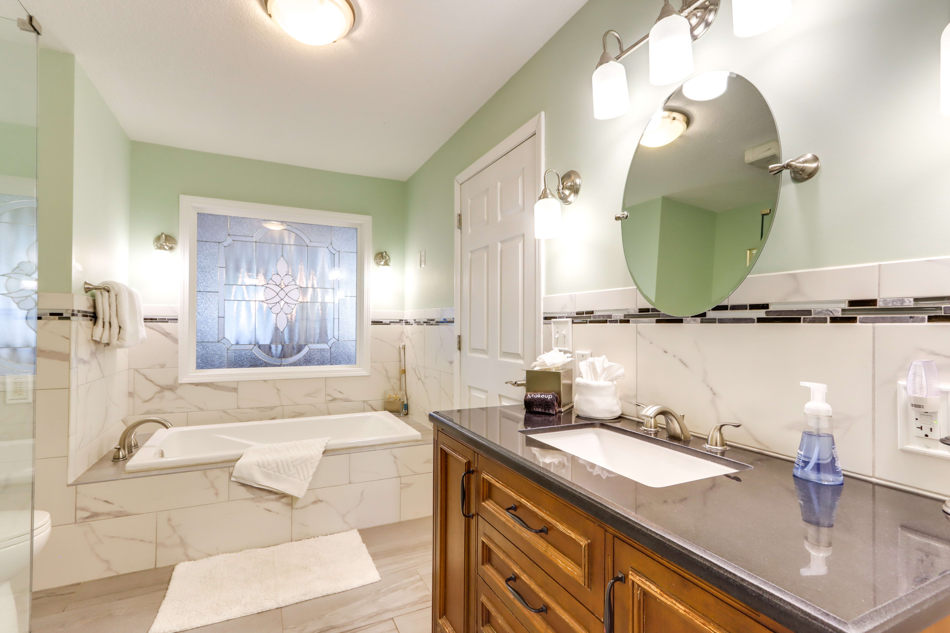 Full Bathroom | Towels & Linens Provided