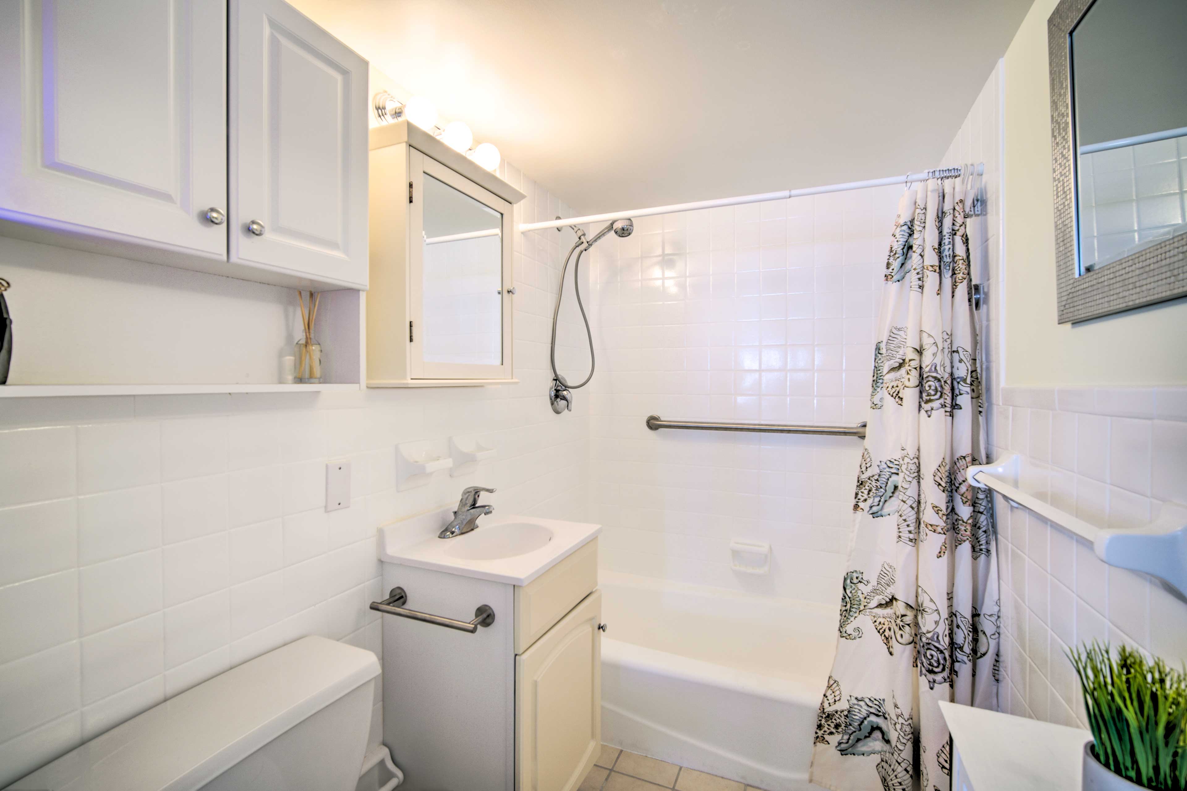 Full Bathroom | Linens & Towels | Hair Dryer