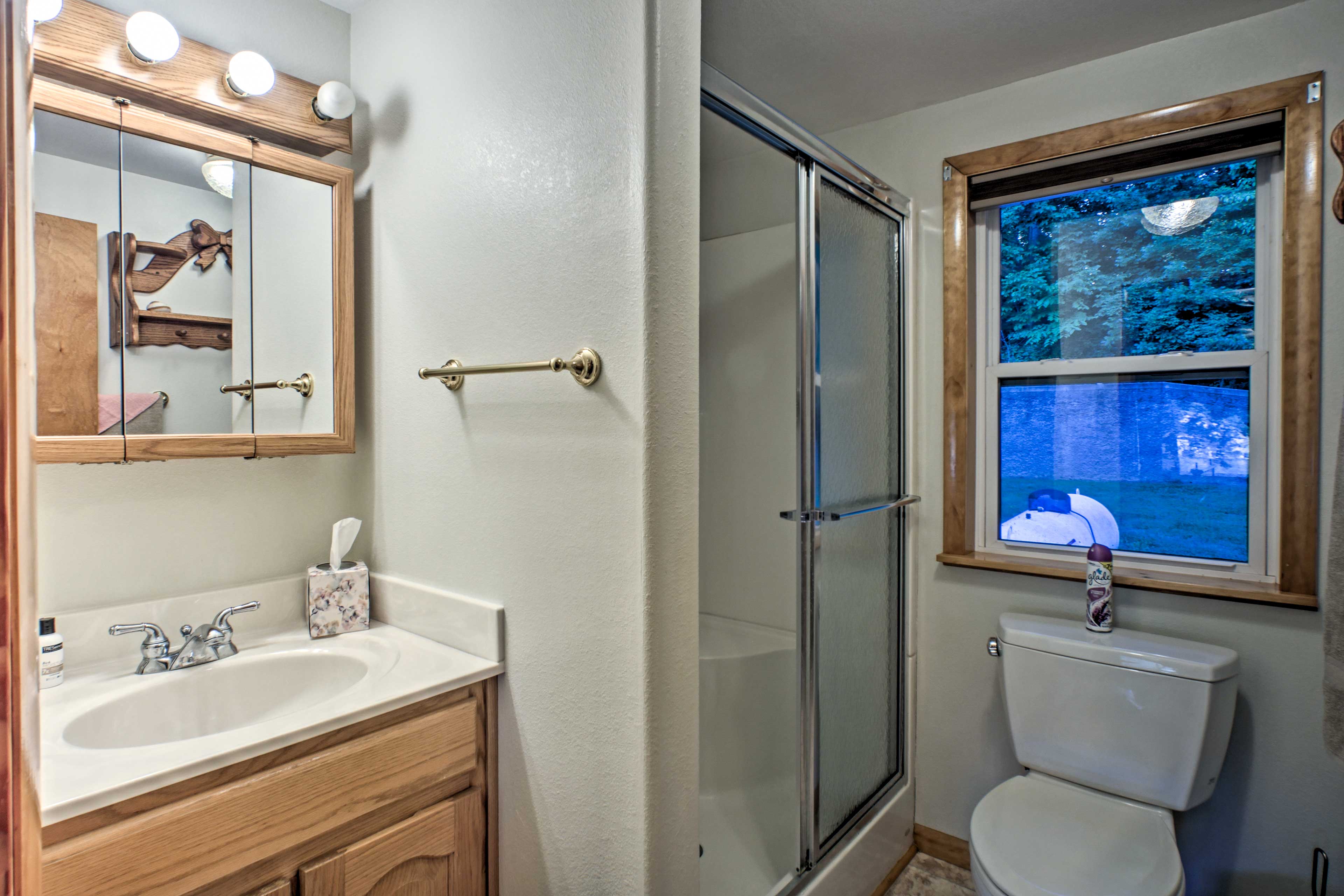 En-Suite Full Bathroom | Towels Provided