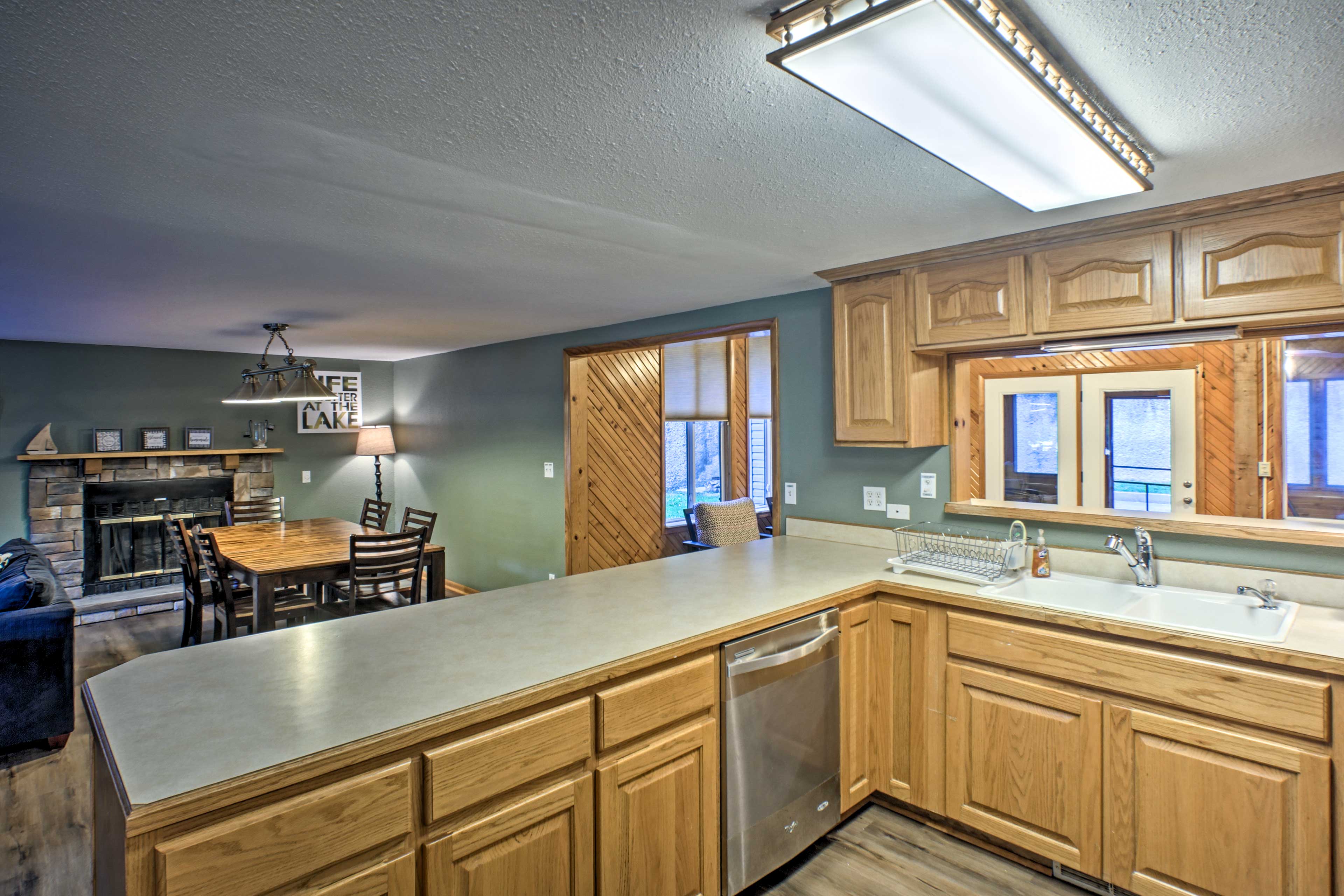 Fully Equipped Kitchen | Main Floor