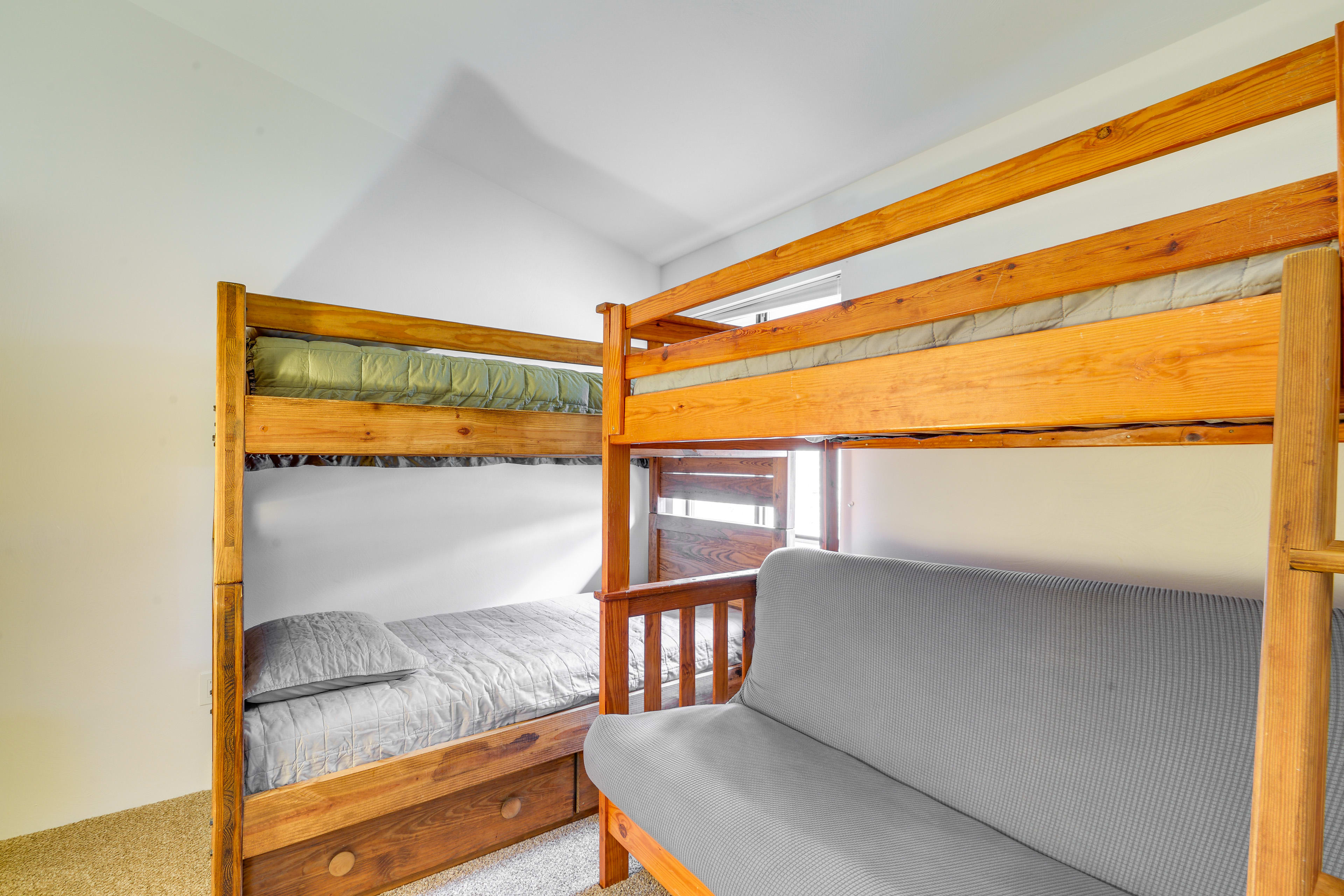 Bedroom 3 | Twin Bunk Bed | Twin/Full Bunk Bed