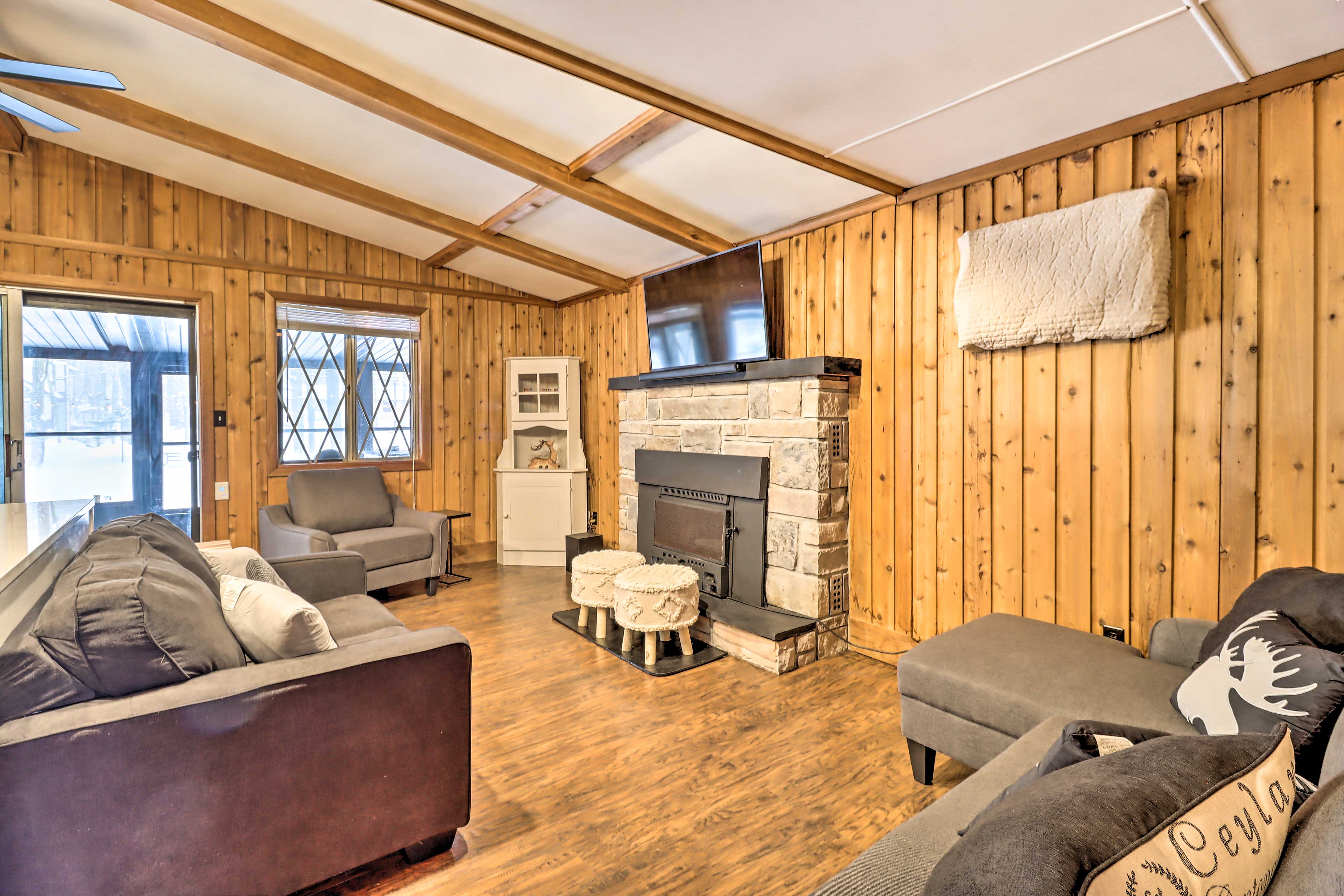 Living Room | Wood-Burning Fireplace/Stove