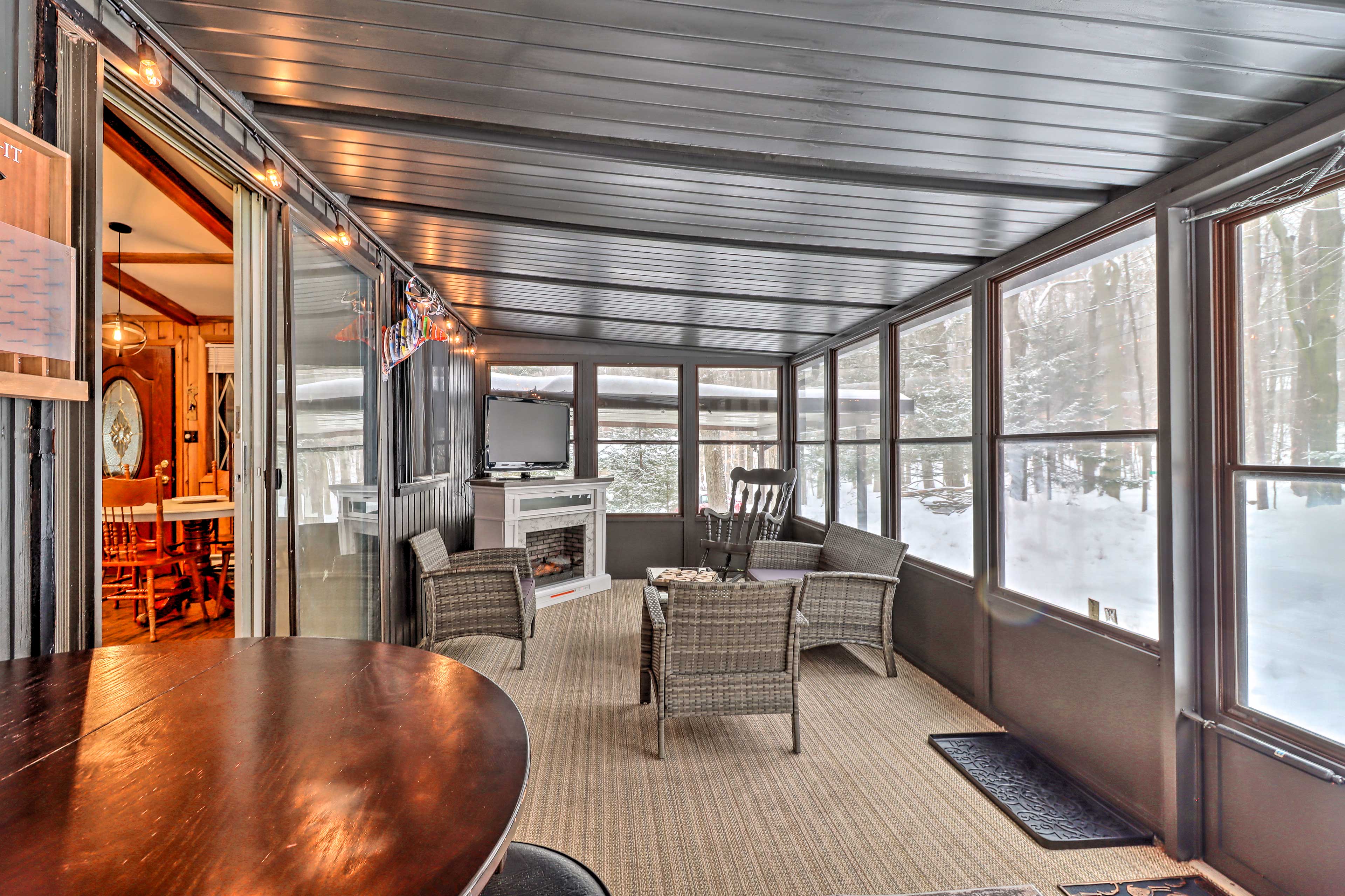 Screened-In Porch | Bar