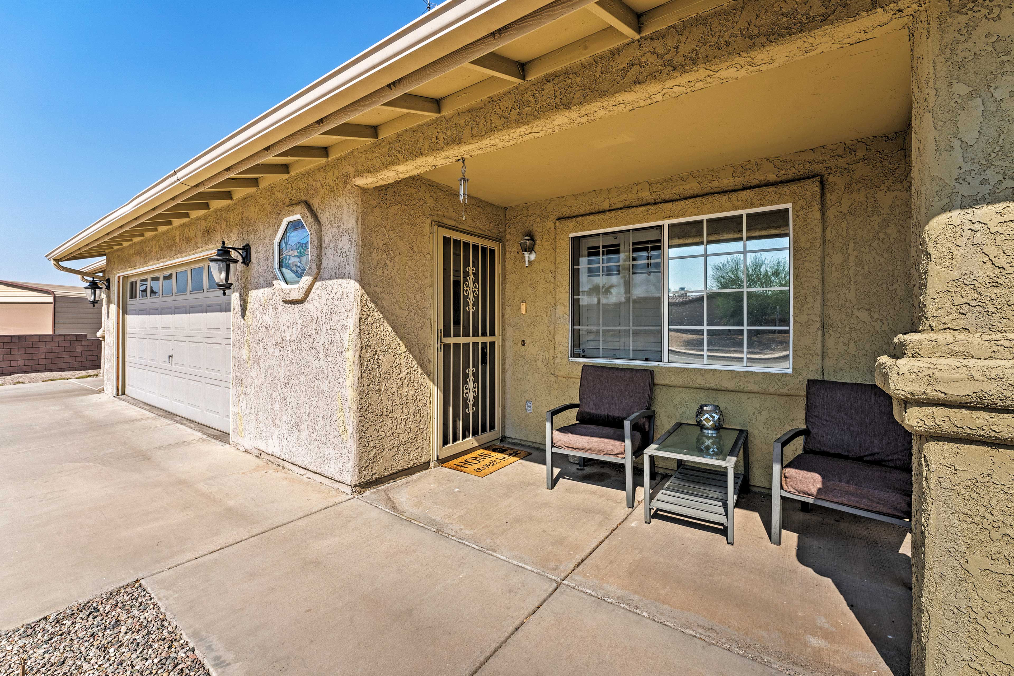 Covered Front Porch | 6.6 Mi to Lake Havasu