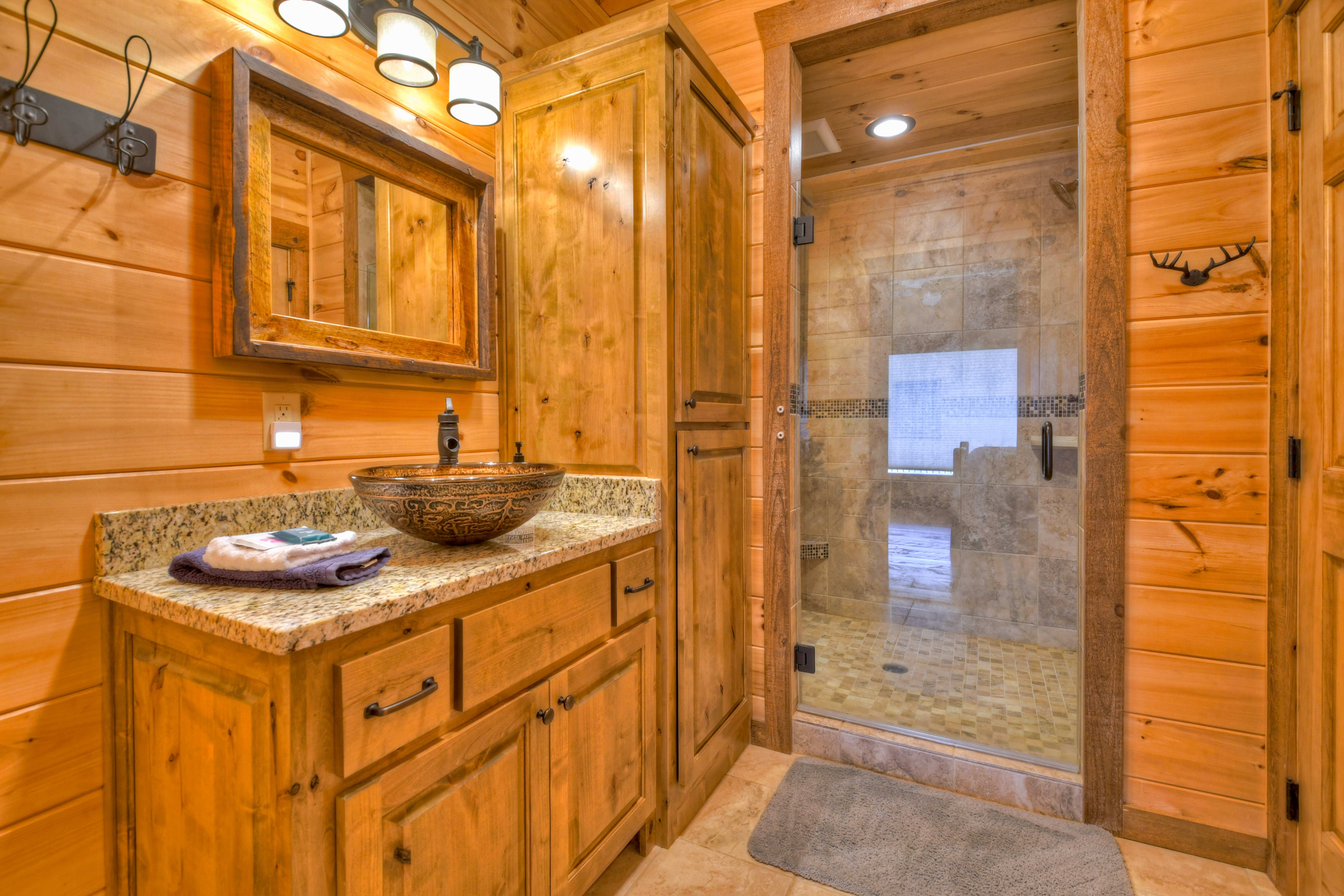 Full Bathroom | Upper Level | Towels Provided