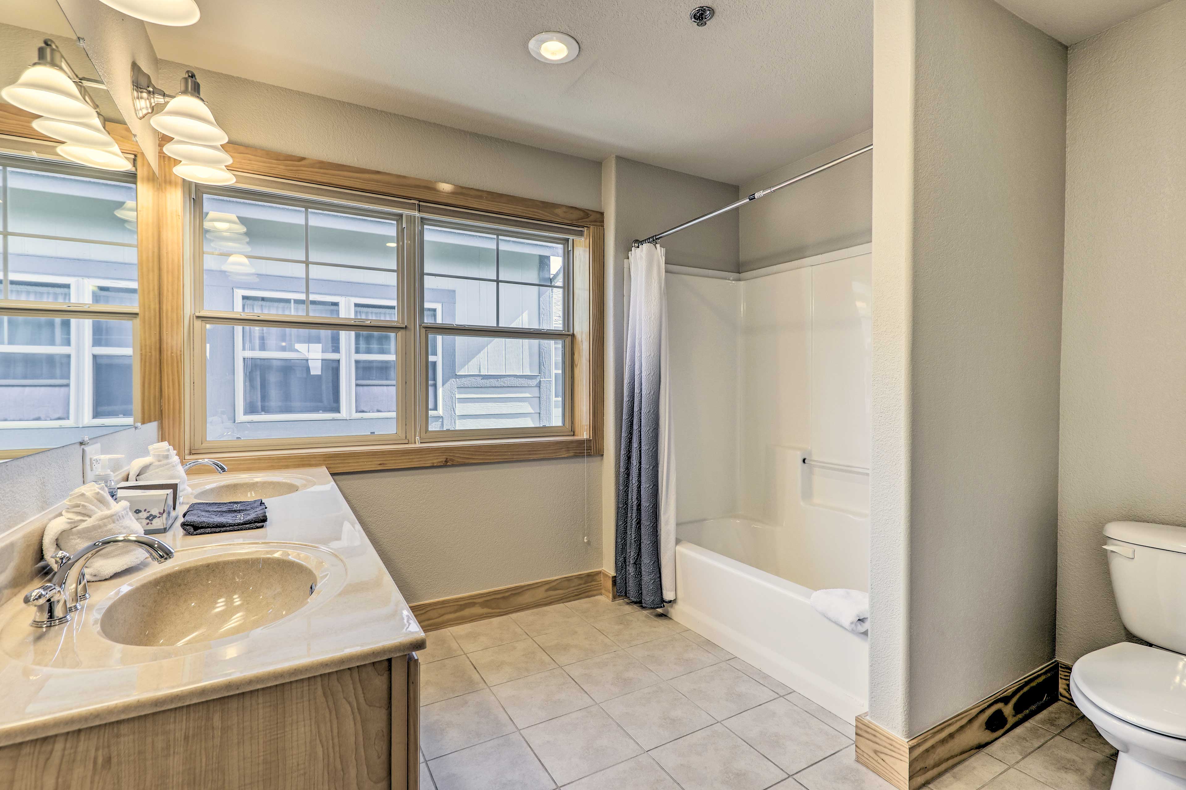 En-Suite Bath | Upper Level | Shower/Tub Combo