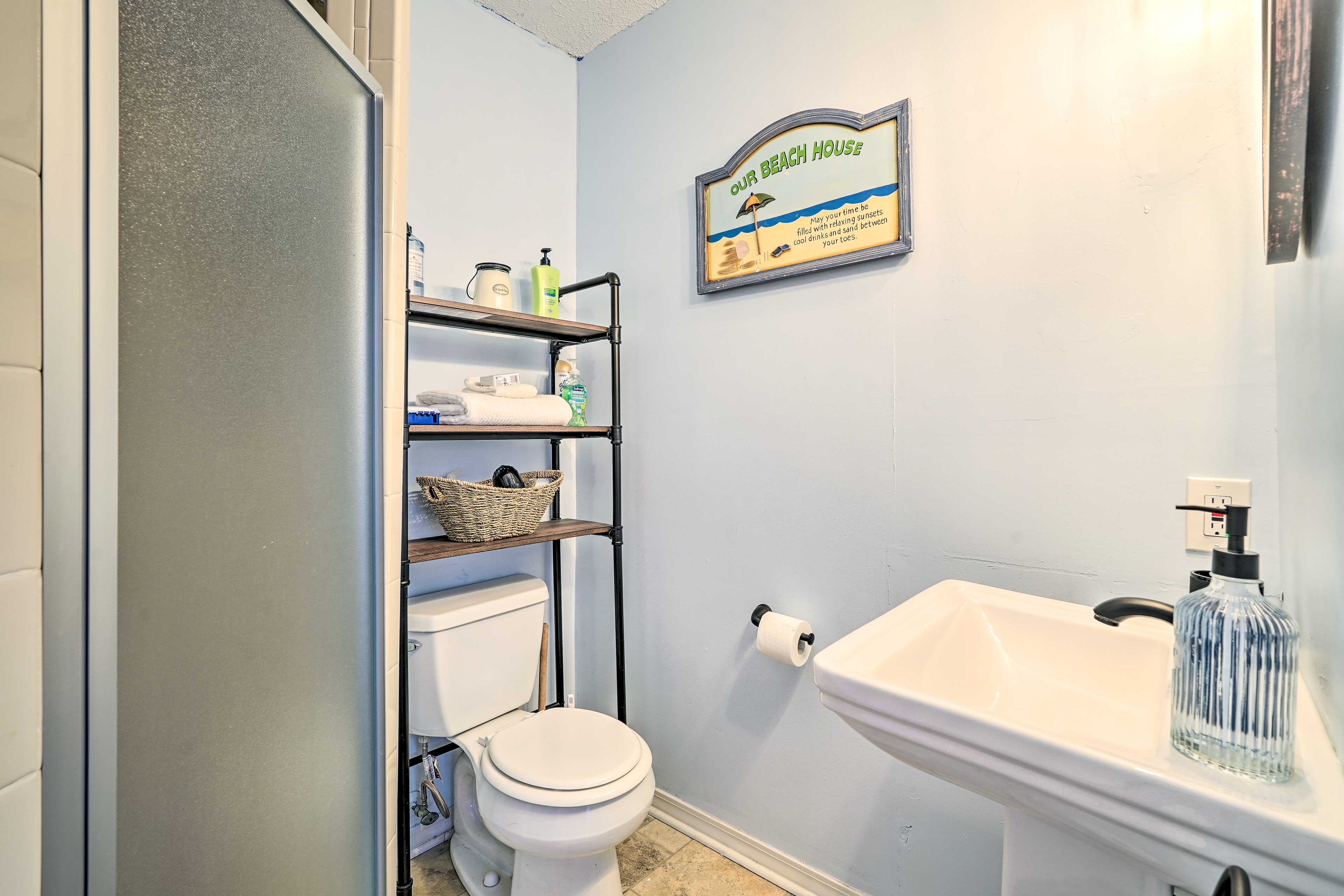 Full Bathroom | Complimentary Toiletries | Towels & Linens Provided | Hair Dryer