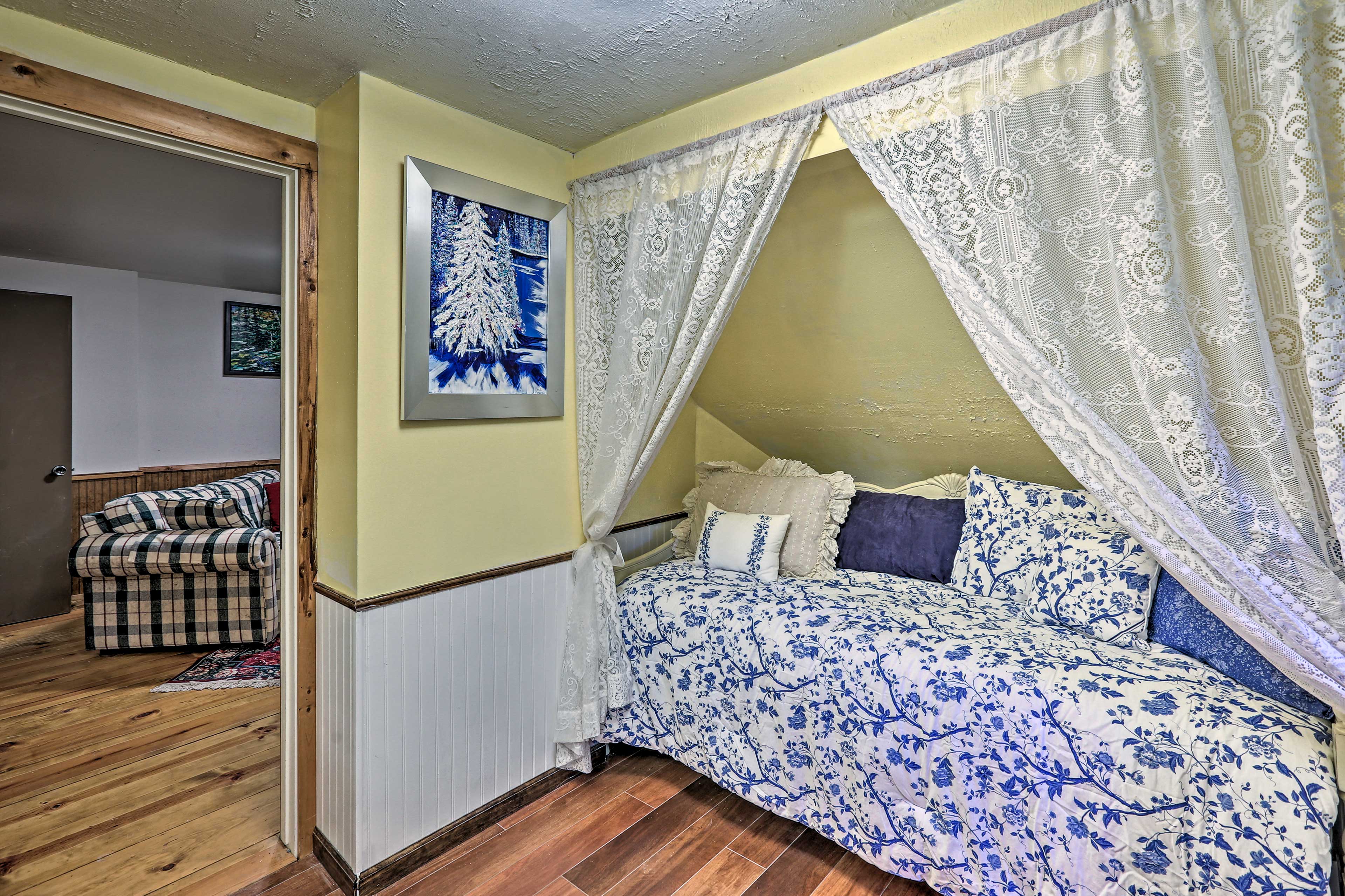 Bedroom 2 | 2nd Floor | Twin Bed w/ Twin Trundle