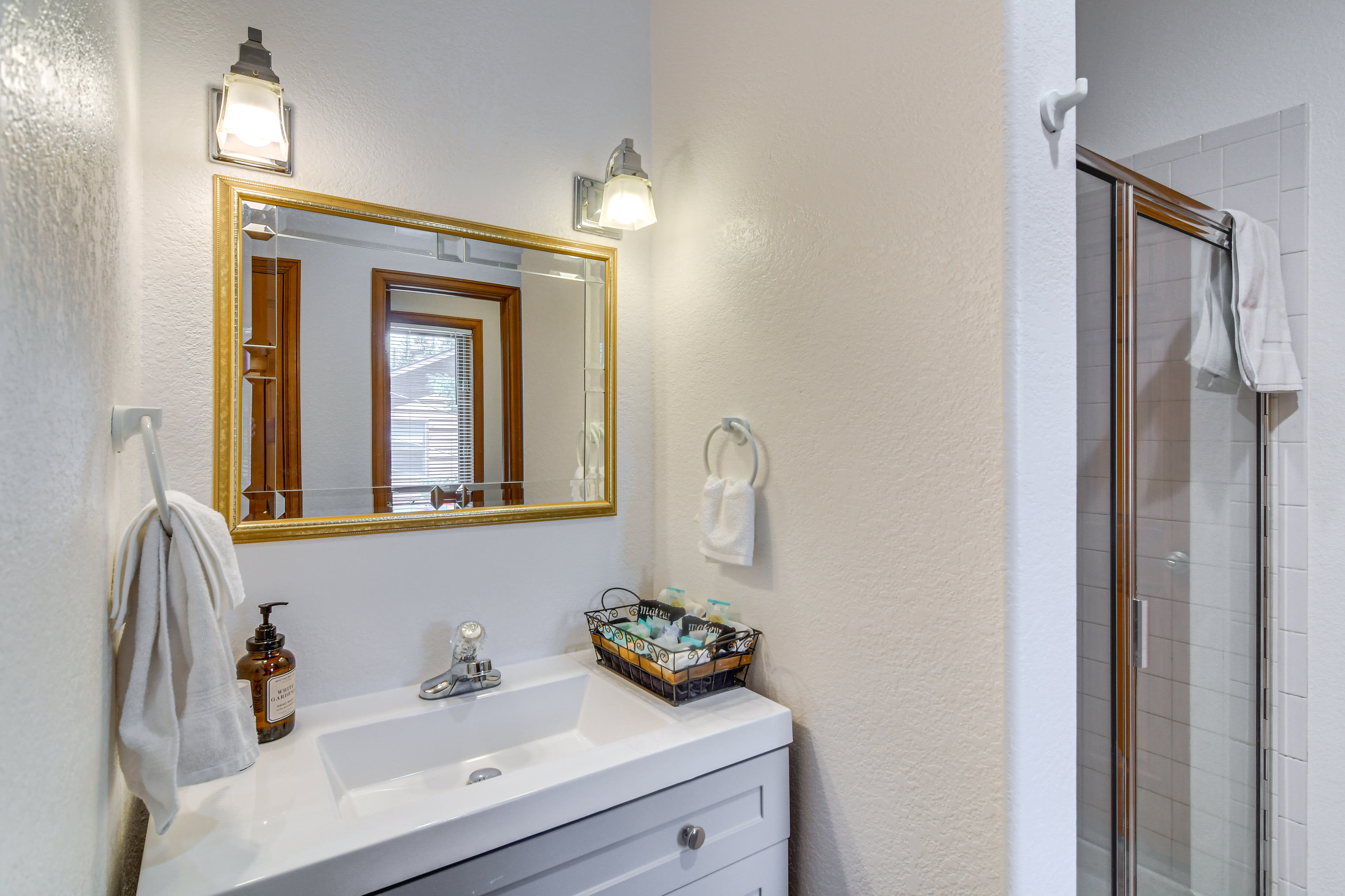 Full Bathroom | 2nd Floor | Linens/Towels Provided | Complimentary Toiletries