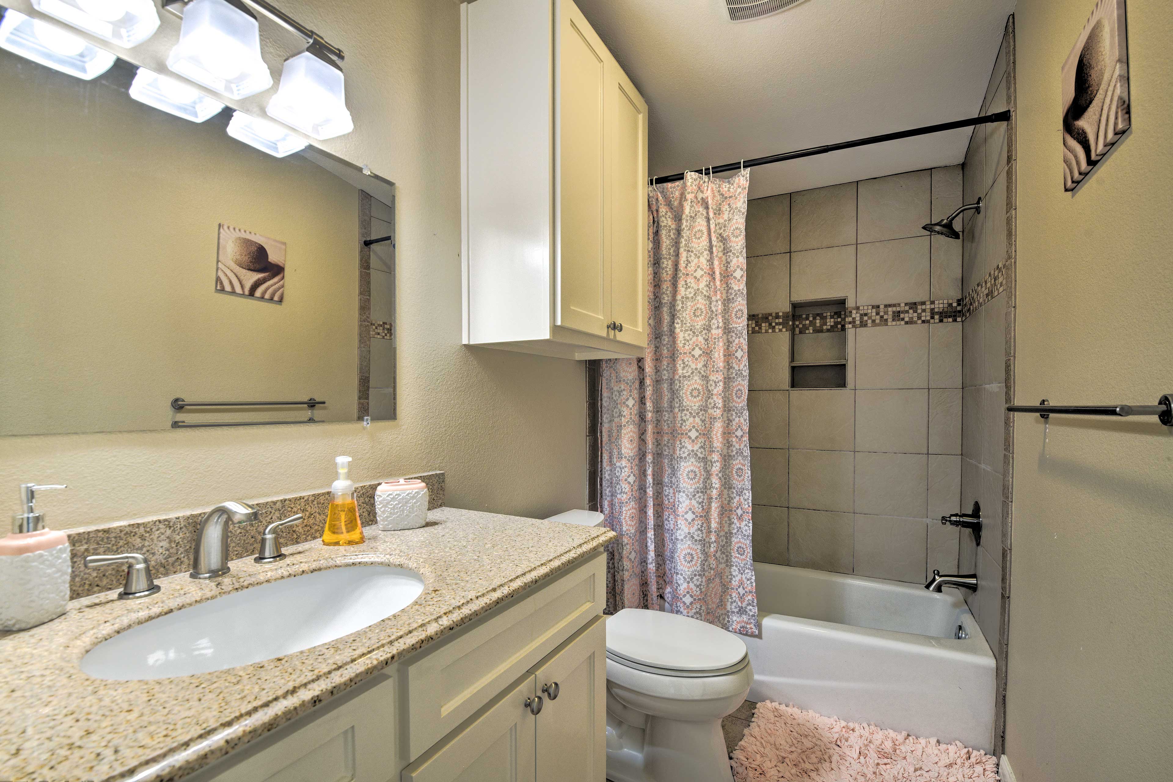 En-Suite Bathroom | Shower/Tub Combo