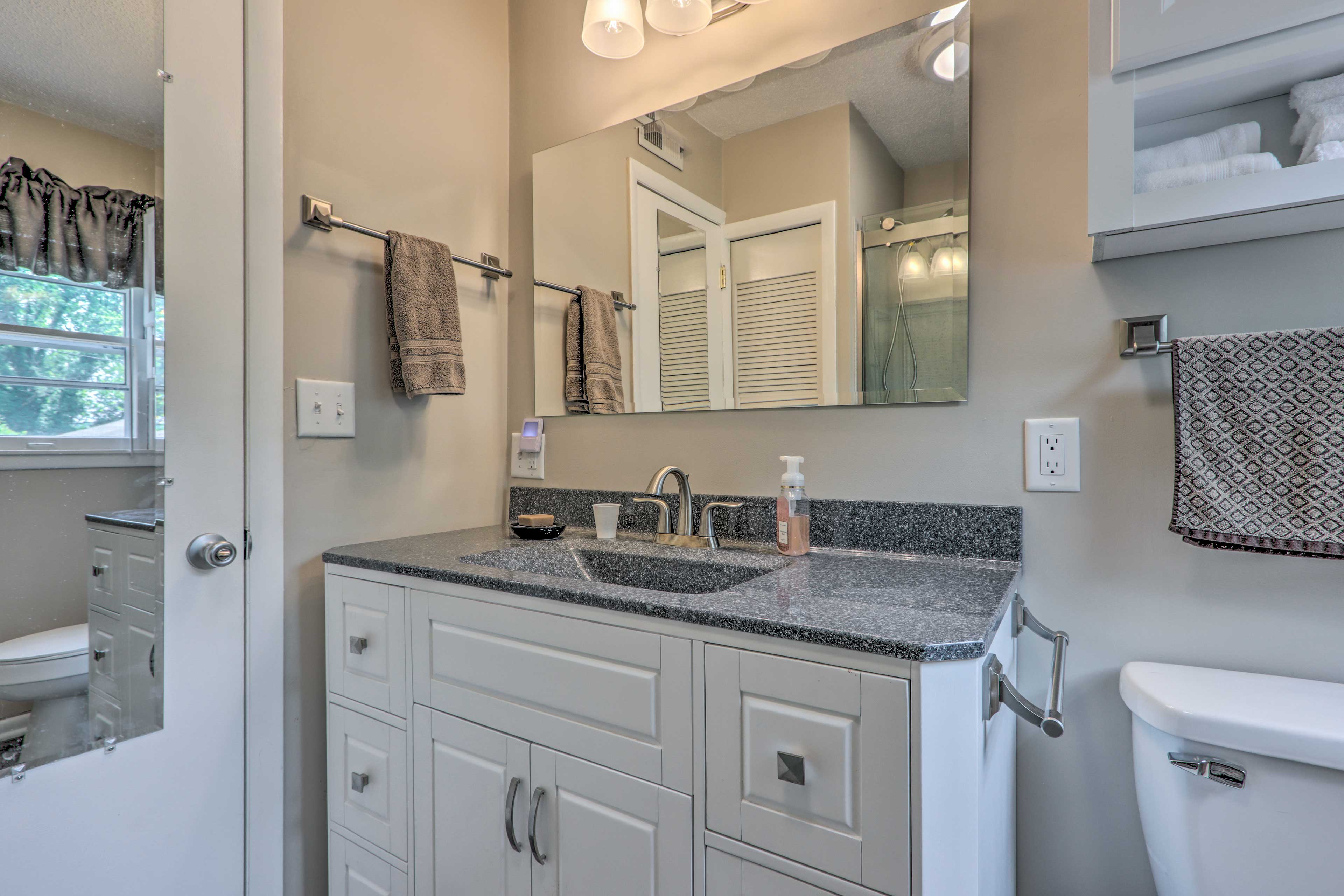 Full Bathroom | Towels Provided | Complimentary Toiletries