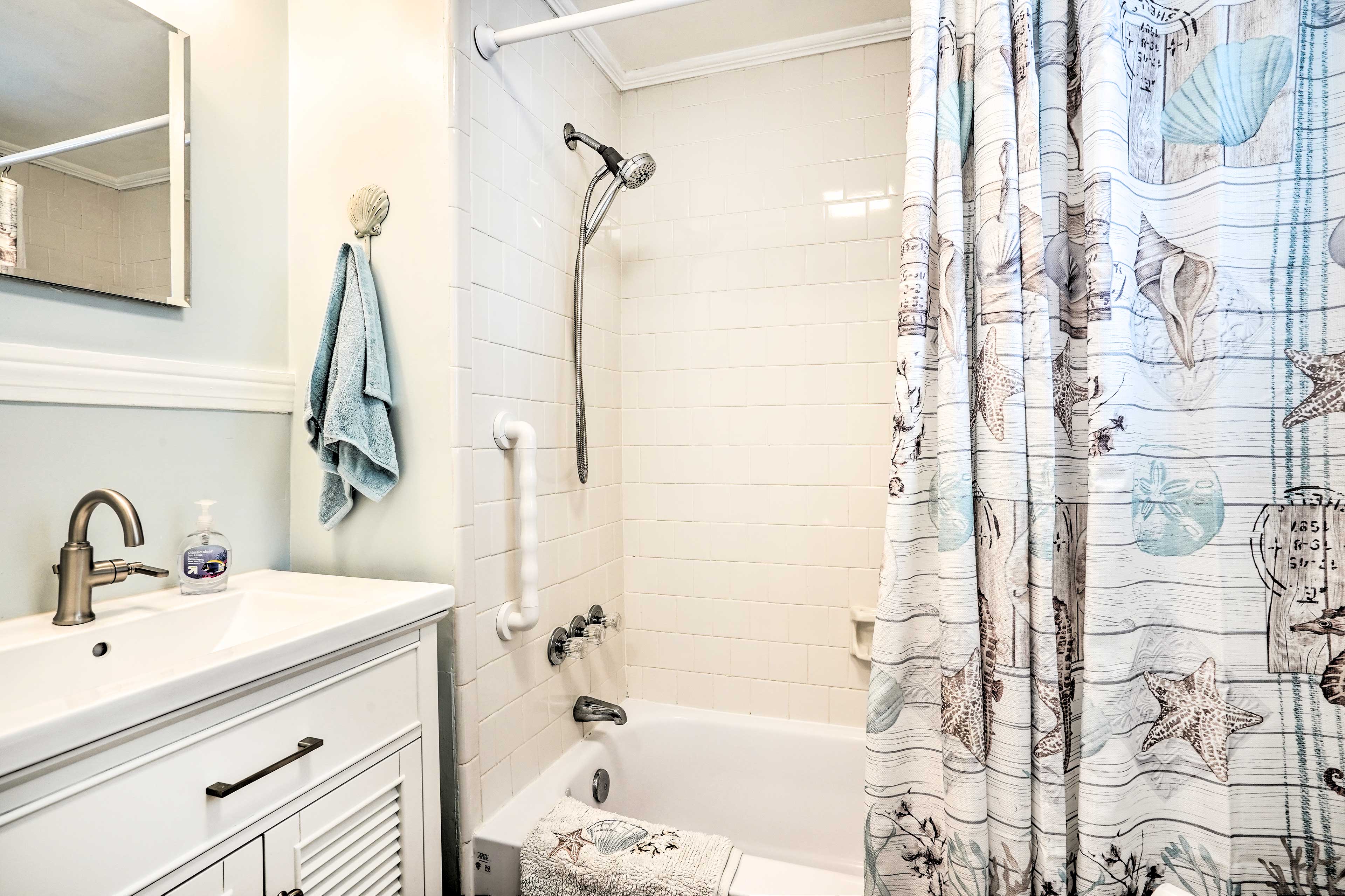 Full Bathroom | Complimentary Toiletries