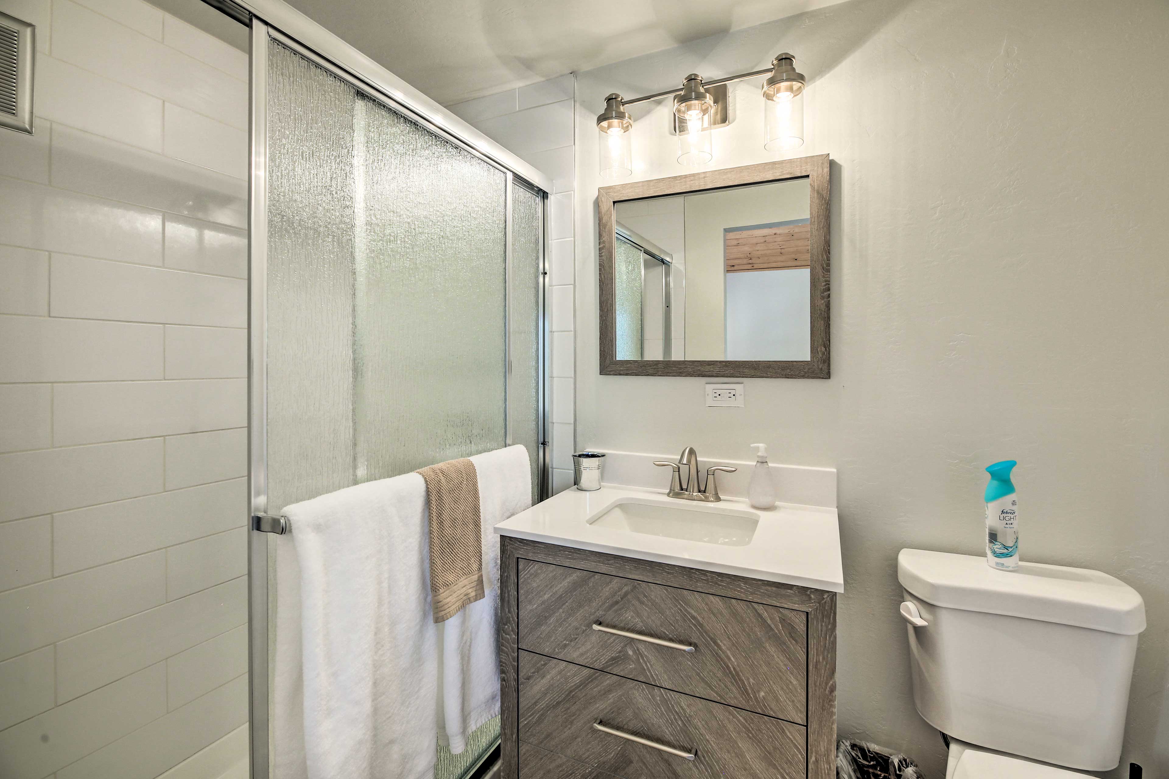 Full Bathroom | Complimentary Toiletries