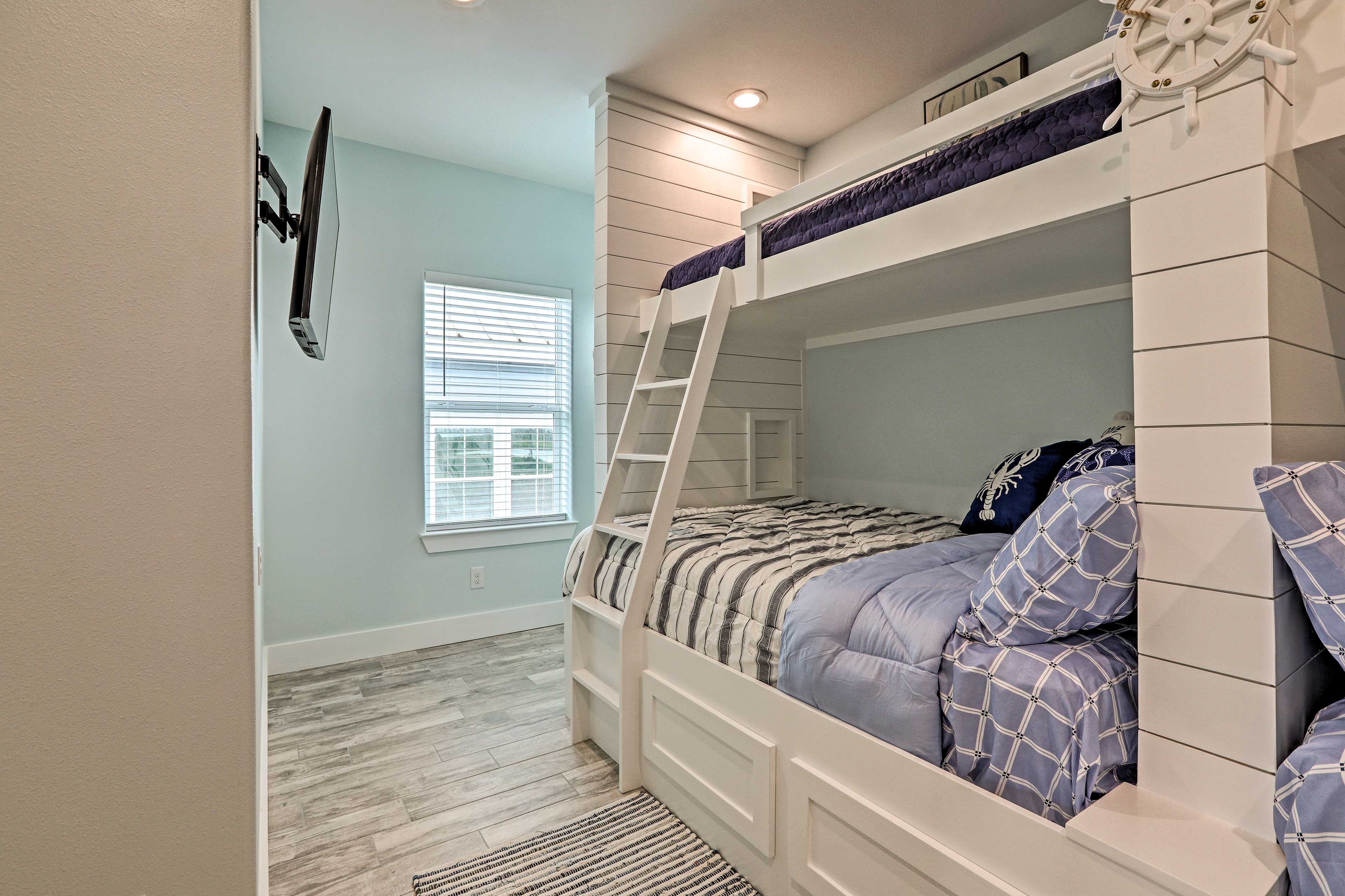 Bedroom 5 | 2 Twin/Full Bunk Beds