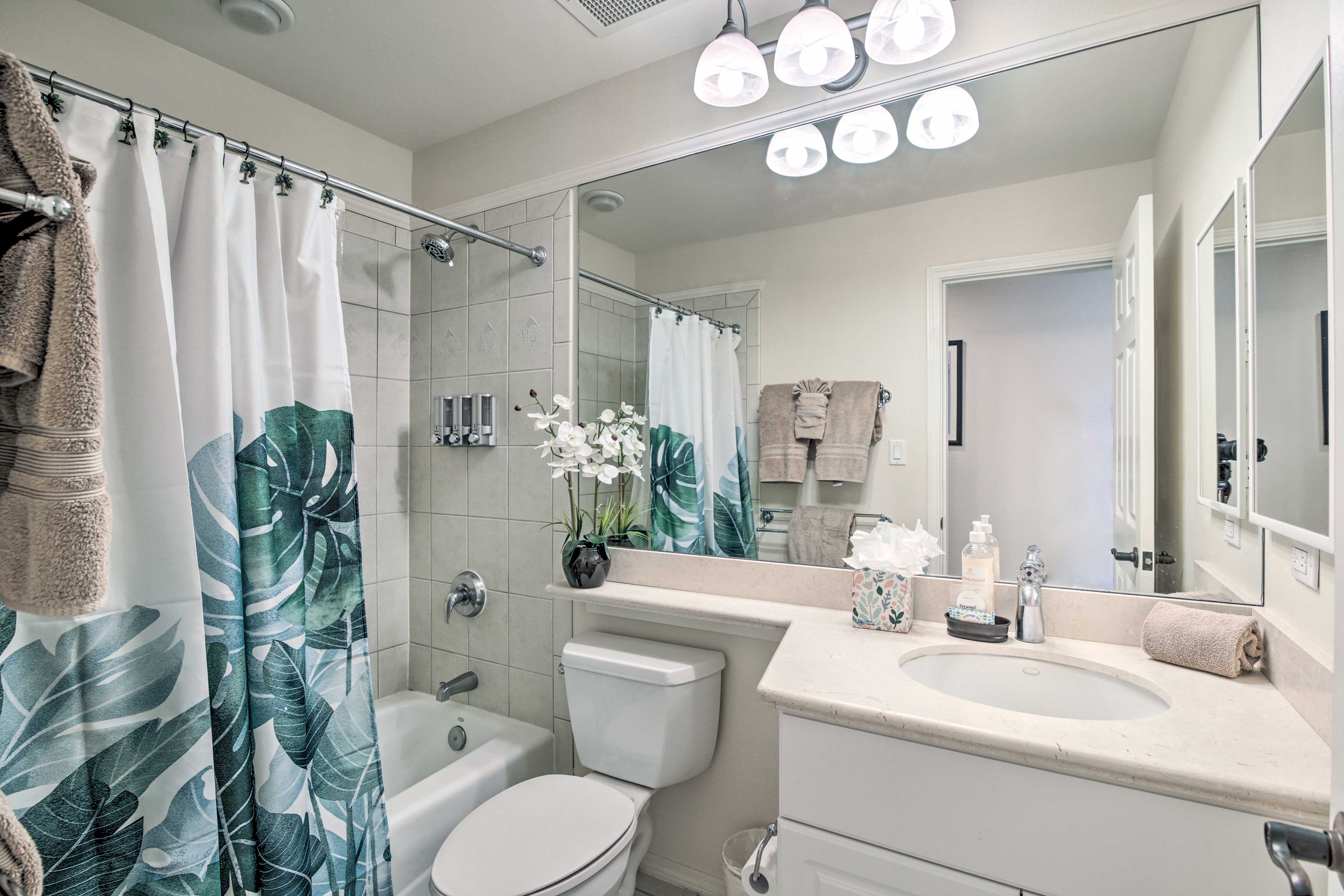 Full Bathroom | Complimentary Toiletries