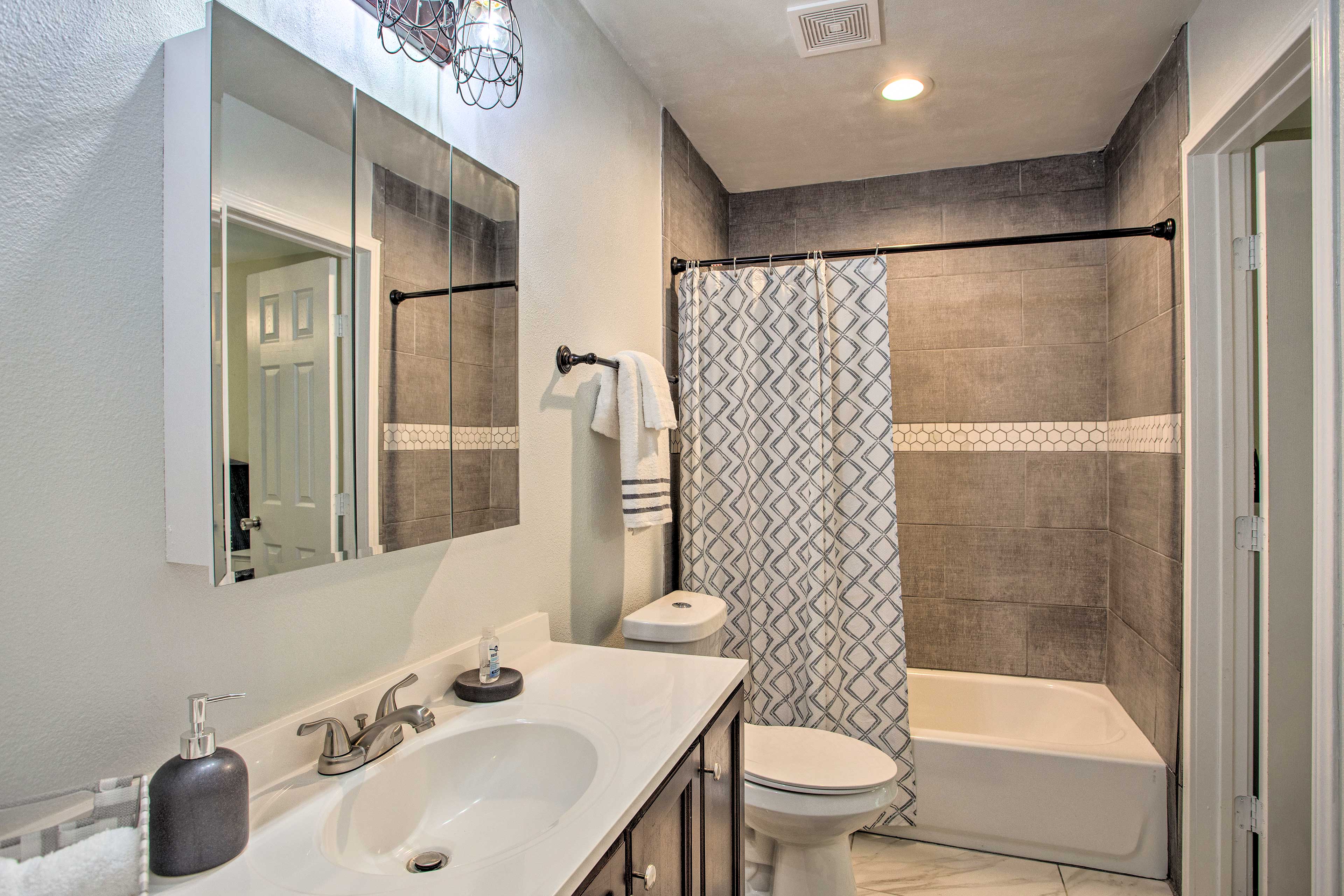 En-Suite Bathroom | Hair Dryer | Towels Provided