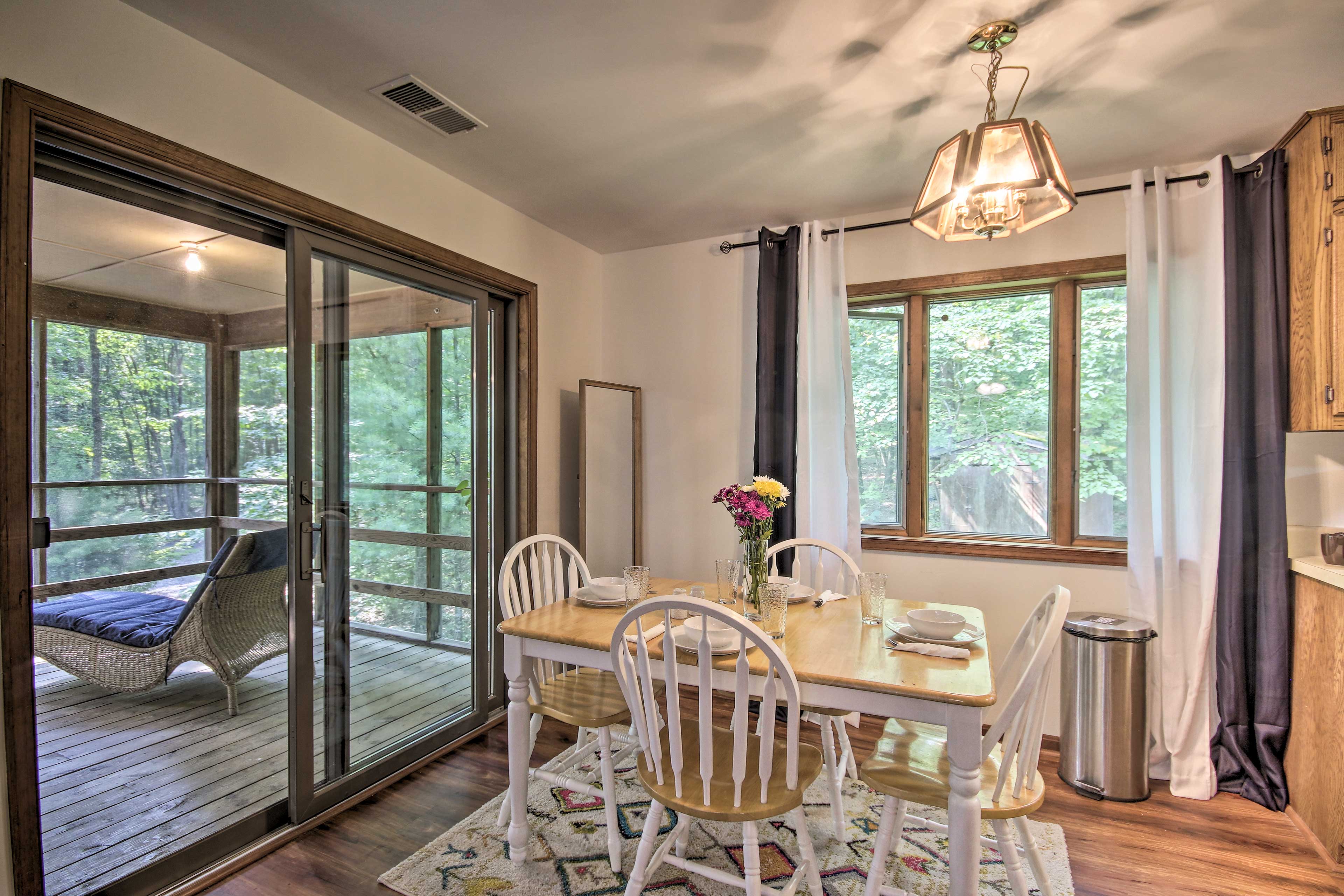 Dining Area | Dishware & Flatware Provided