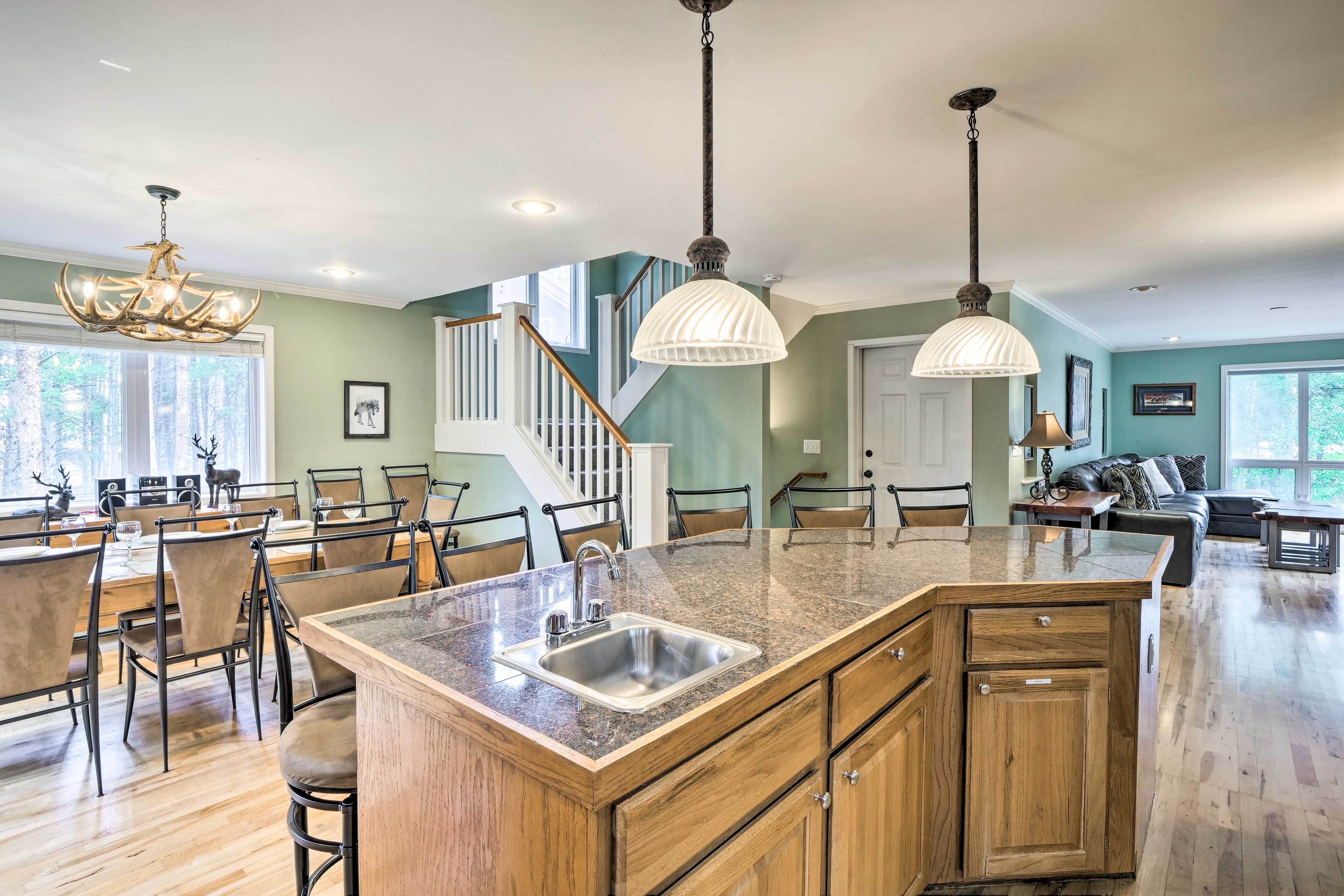 Kitchen | Island w/ Prep Sink | Paper Towels/Trash Bags Provided