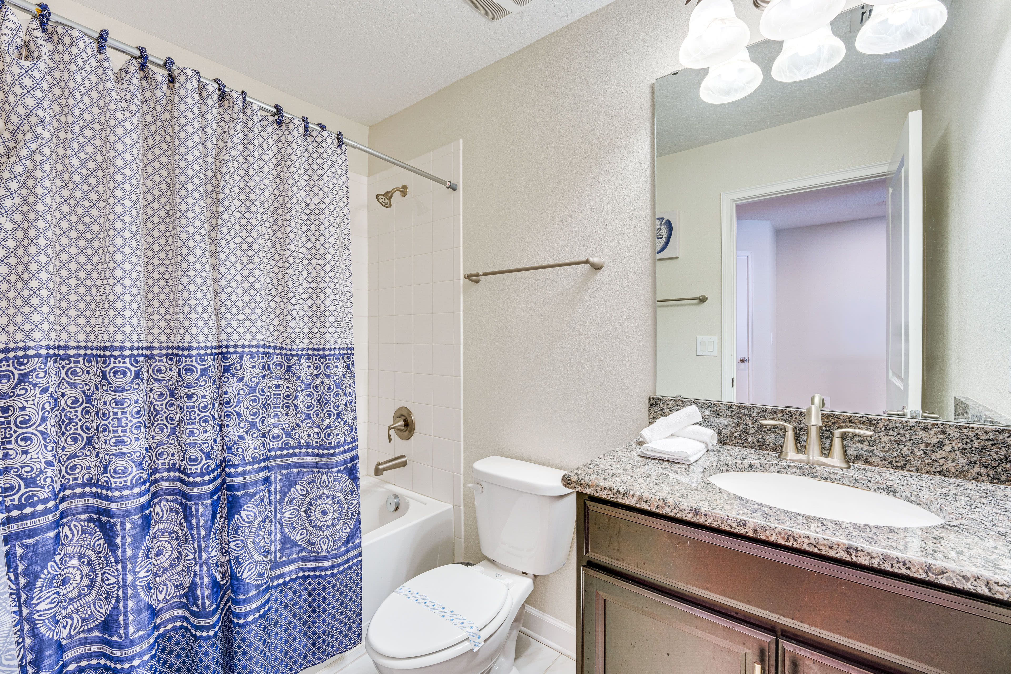 Full Bathroom | Towels Provided | 2nd Floor