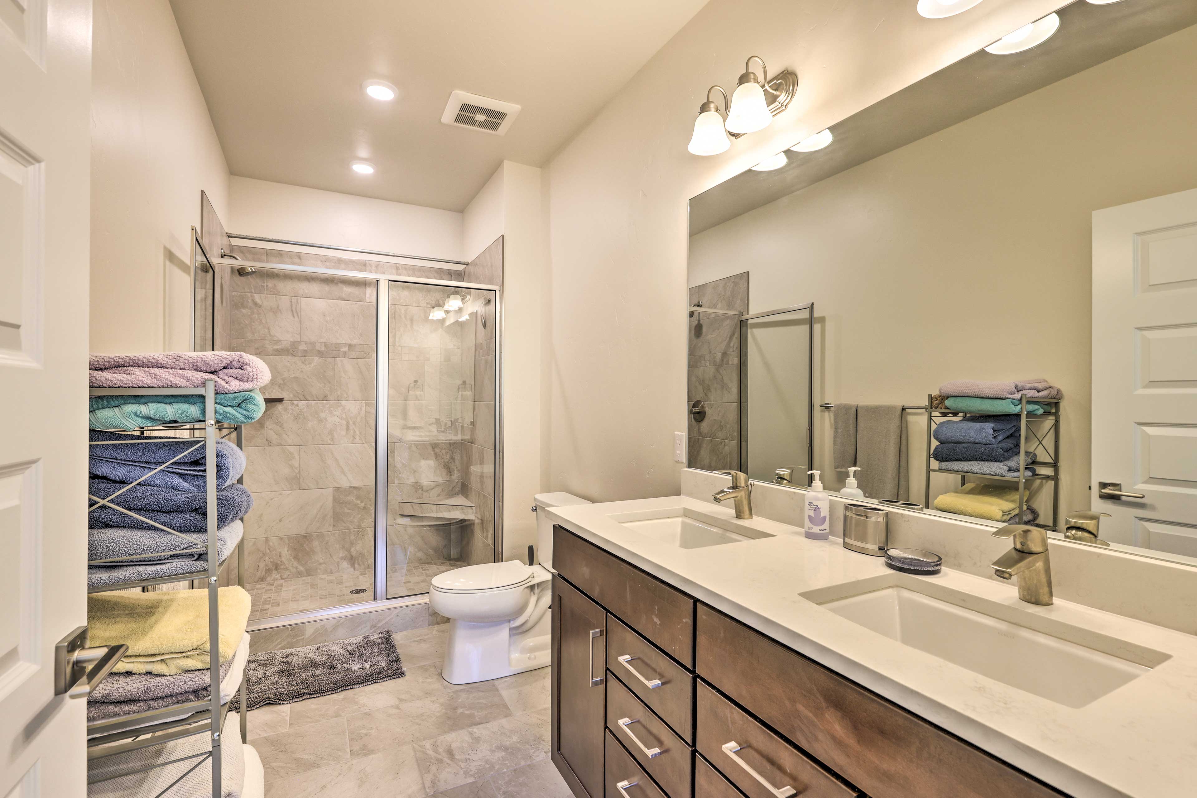 En-Suite Bathroom | Towels Provided | Complimentary Toiletries