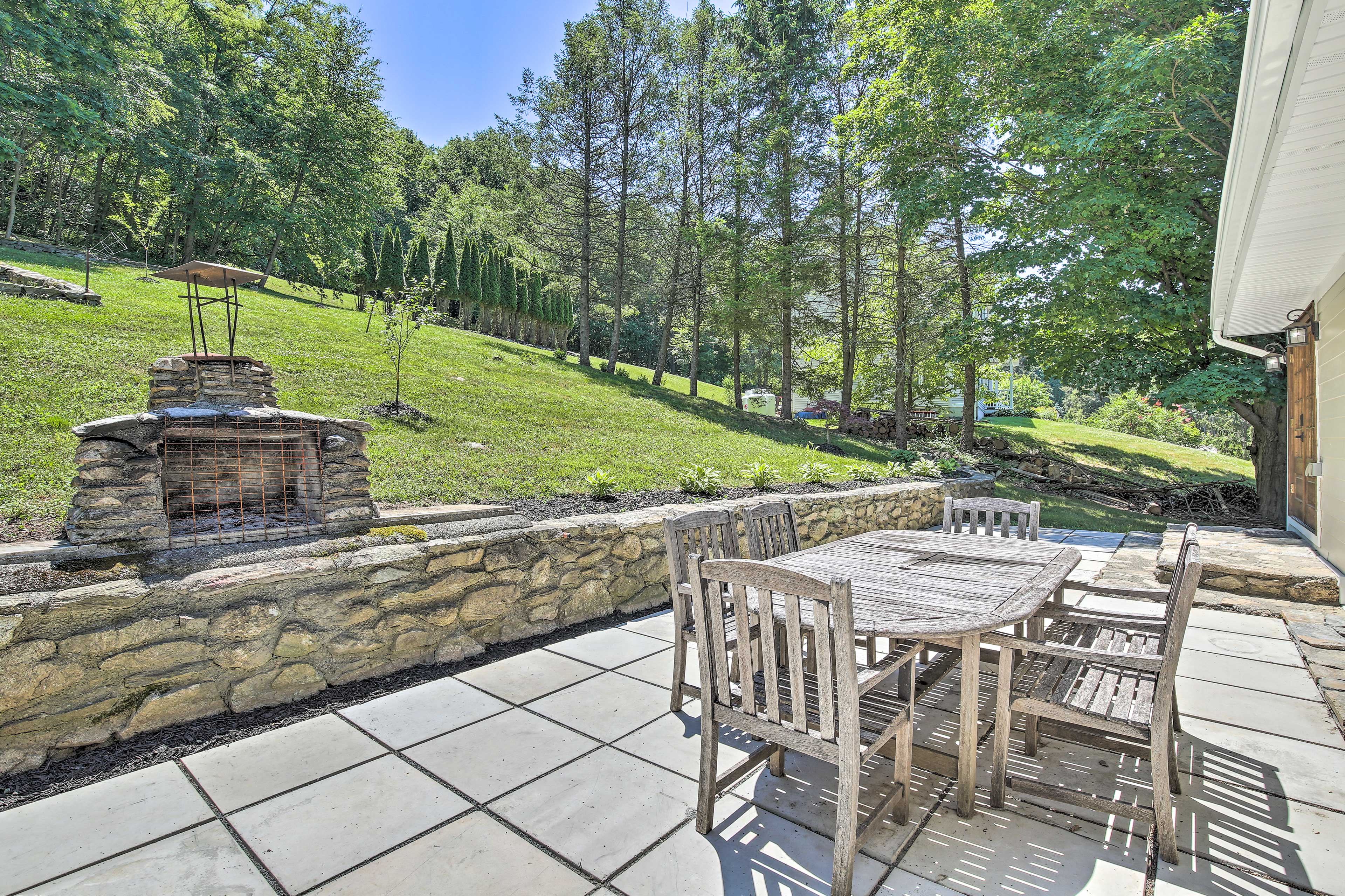 Patio | Dining Set | Spacious Yard