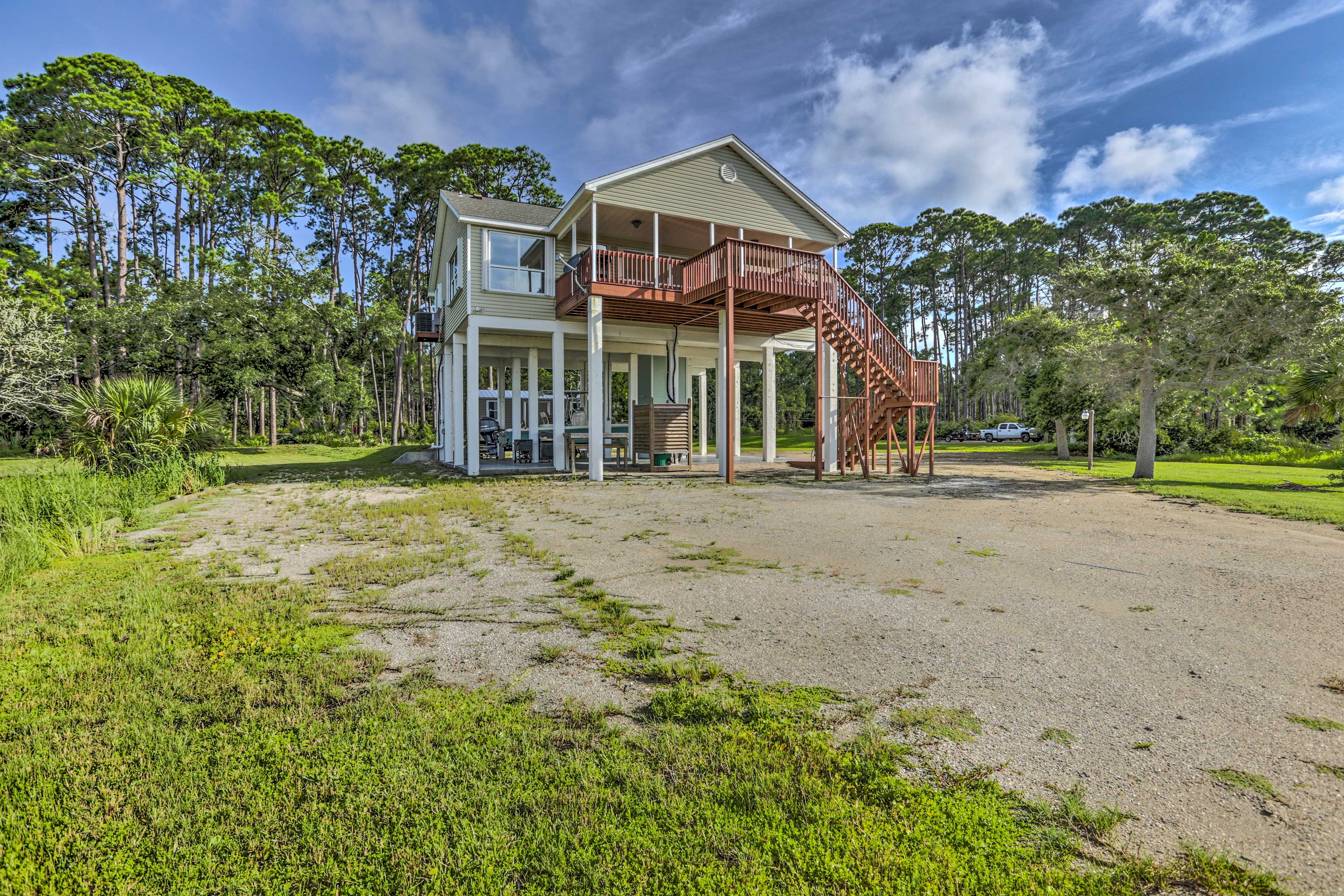 Parking | Driveway (4 Vehicles) | RV & Boat Parking (25' Limit)