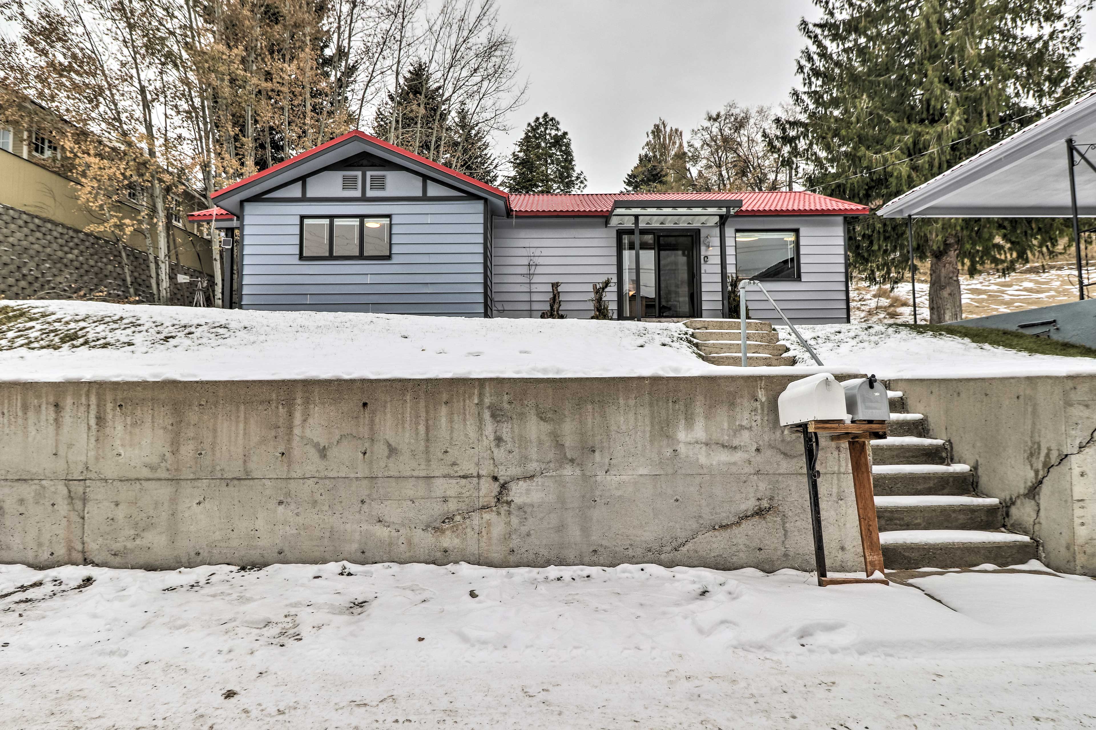 Exterior | Driveway (2 Vehicles) | Street Parking | Public EV Charging Station