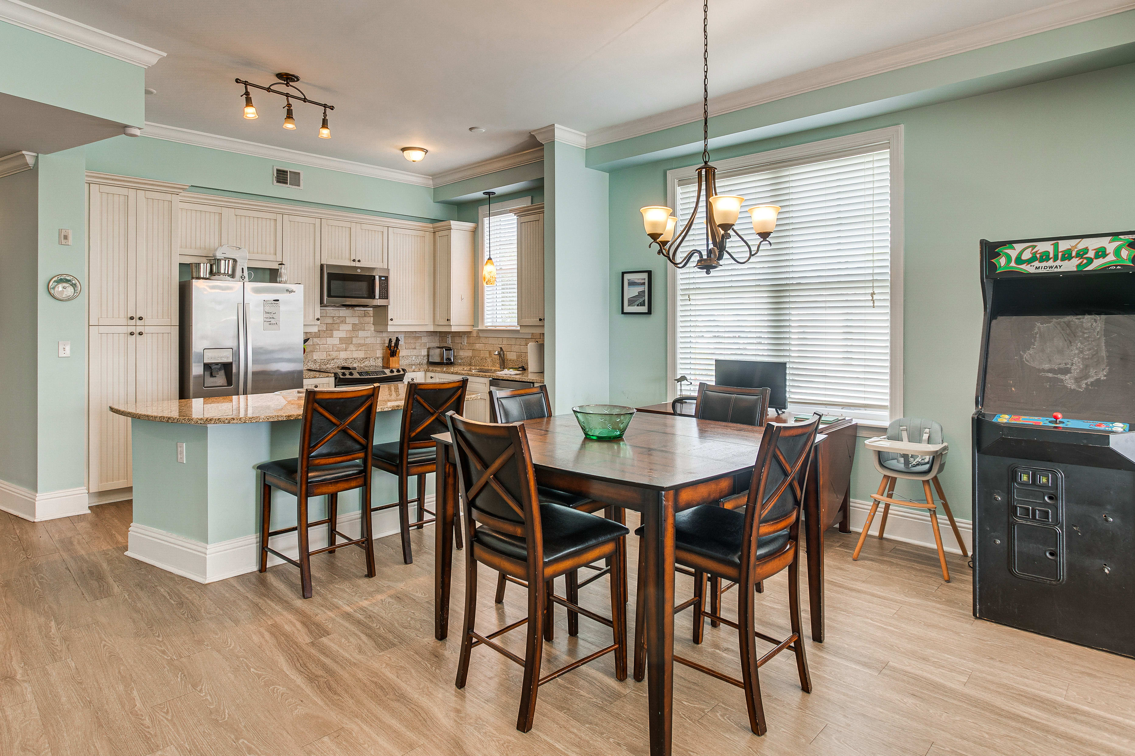 Dining Area | Dishware Provided | Arcade Game w/ Pacman & Galaga