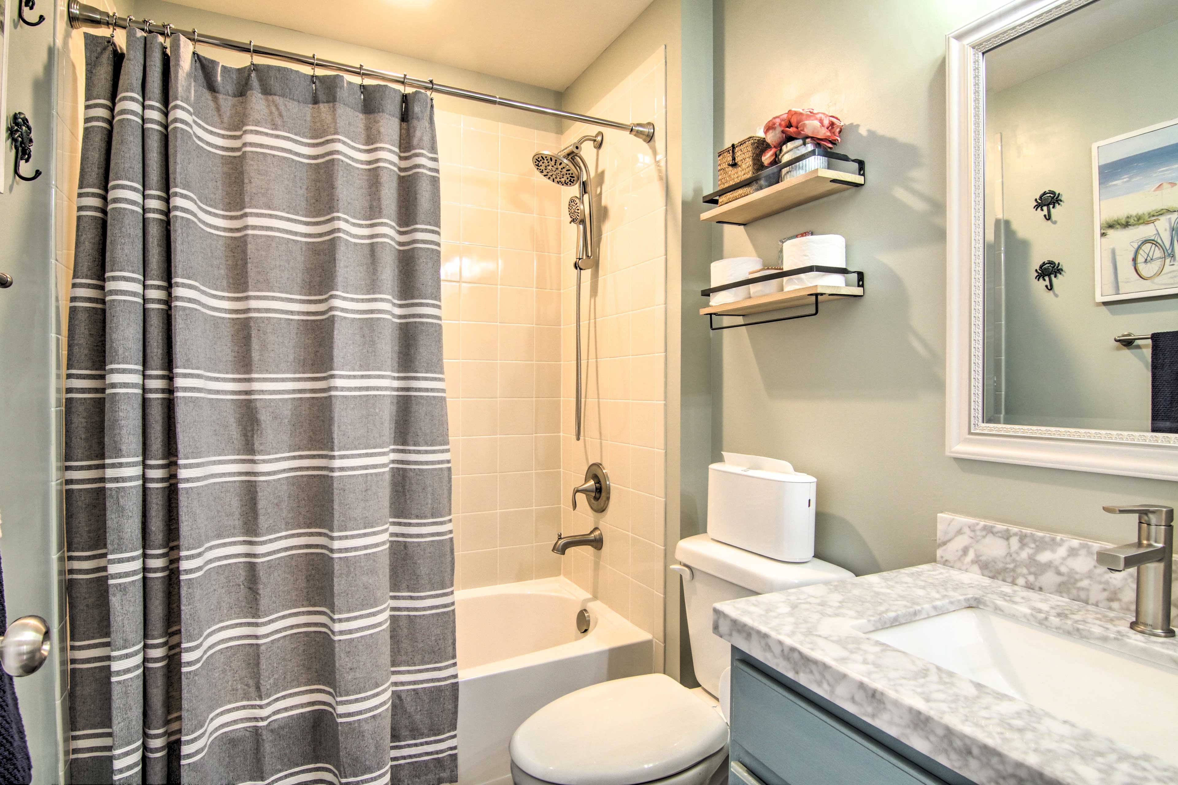 Full Bathroom | 1st Floor | Complimentary Toiletries